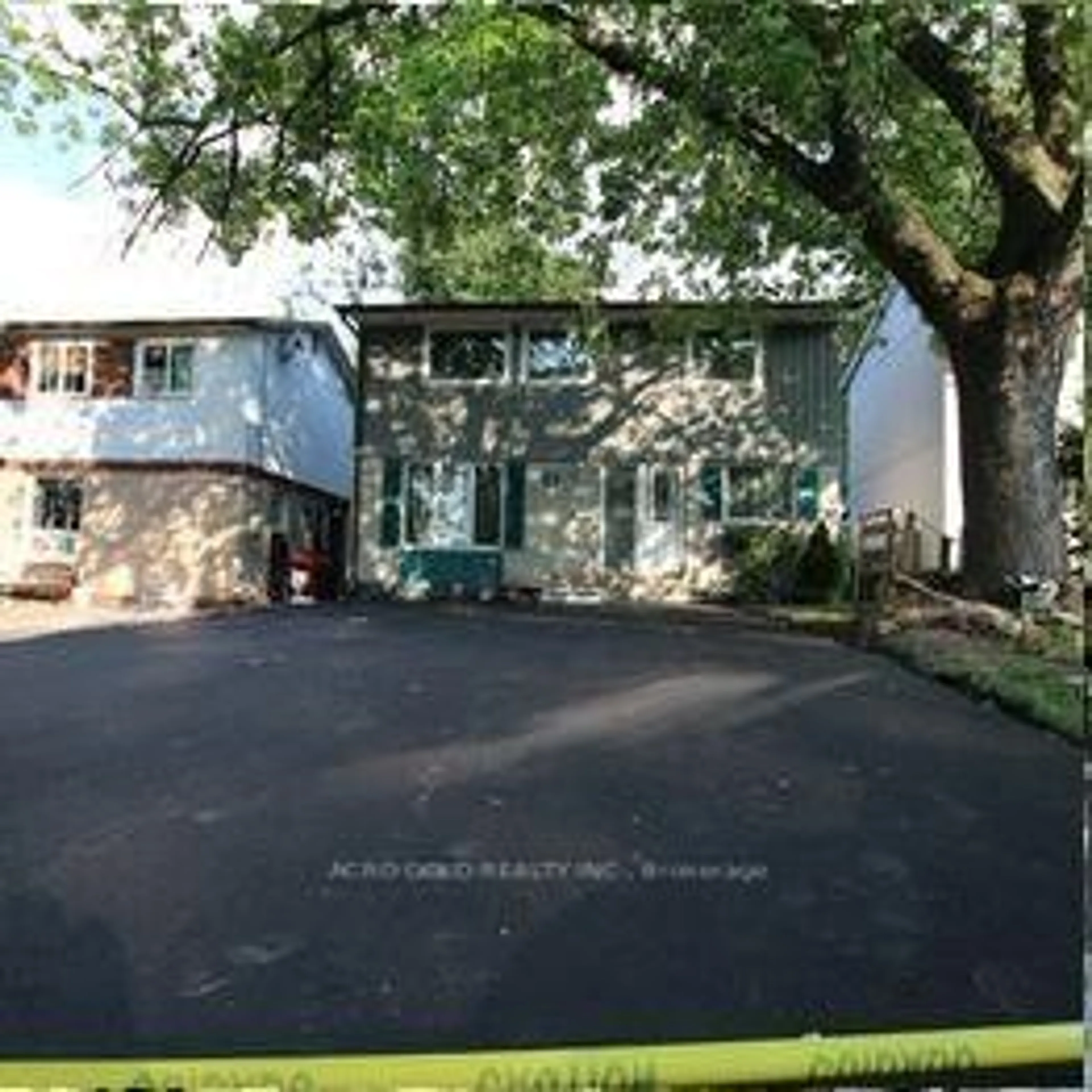 A pic from outside/outdoor area/front of a property/back of a property/a pic from drone, street for 3 Gatsby Sq, Brampton Ontario L6S 2H4