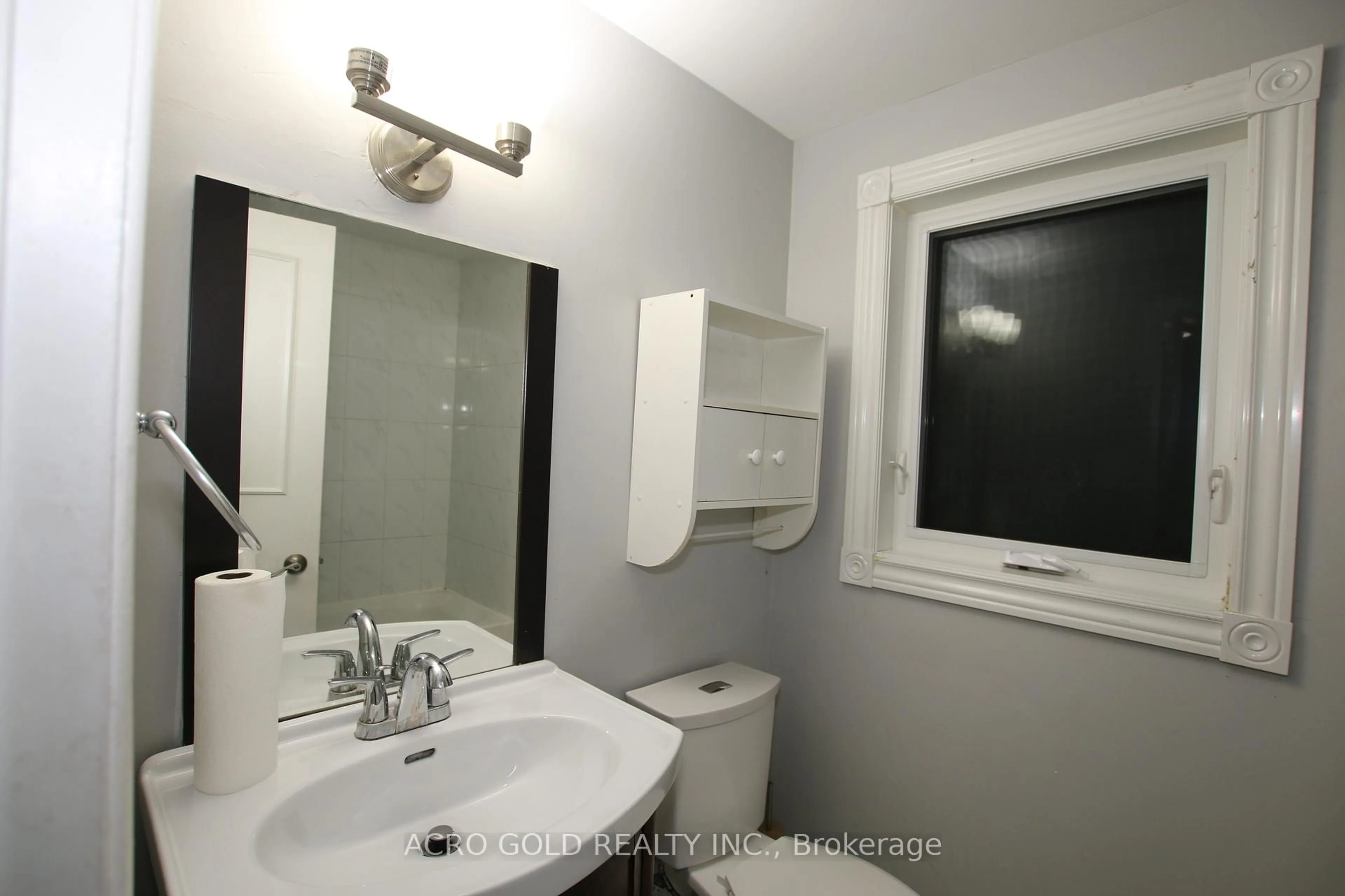 Standard bathroom, unknown for 3 Gatsby Sq, Brampton Ontario L6S 2H4