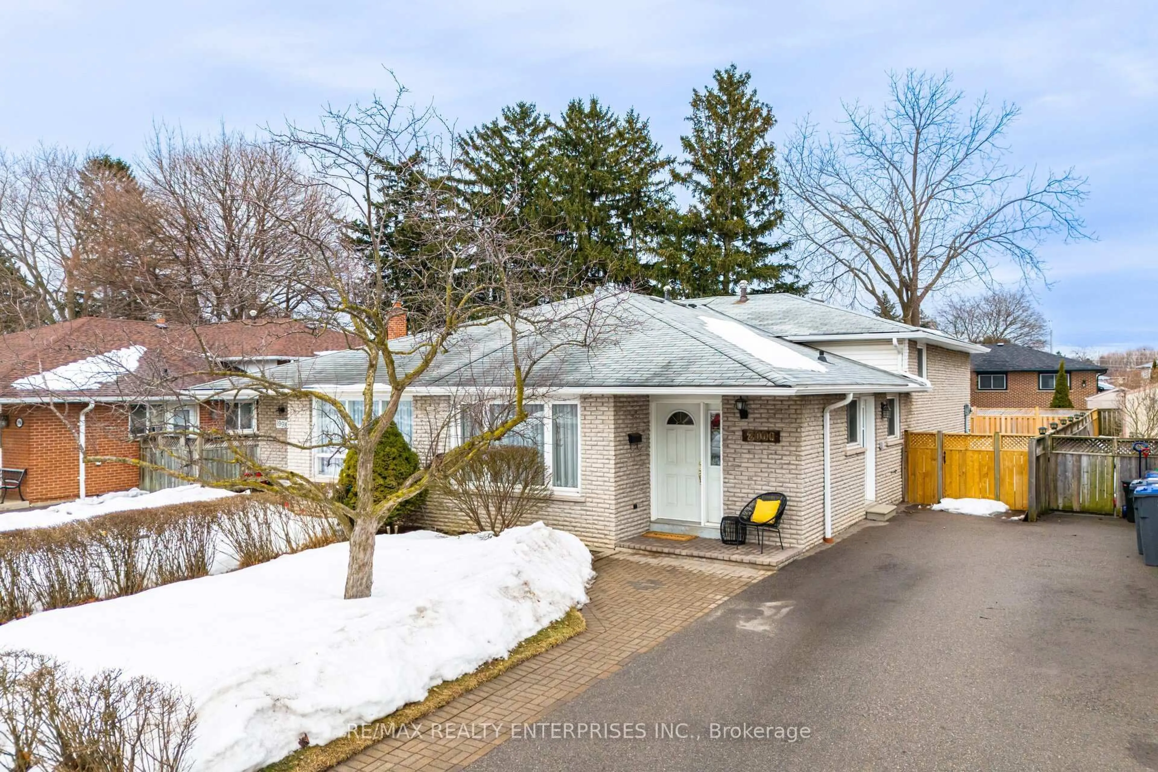 A pic from outside/outdoor area/front of a property/back of a property/a pic from drone, street for 2000 Silverberry Cres, Mississauga Ontario L5J 1C9