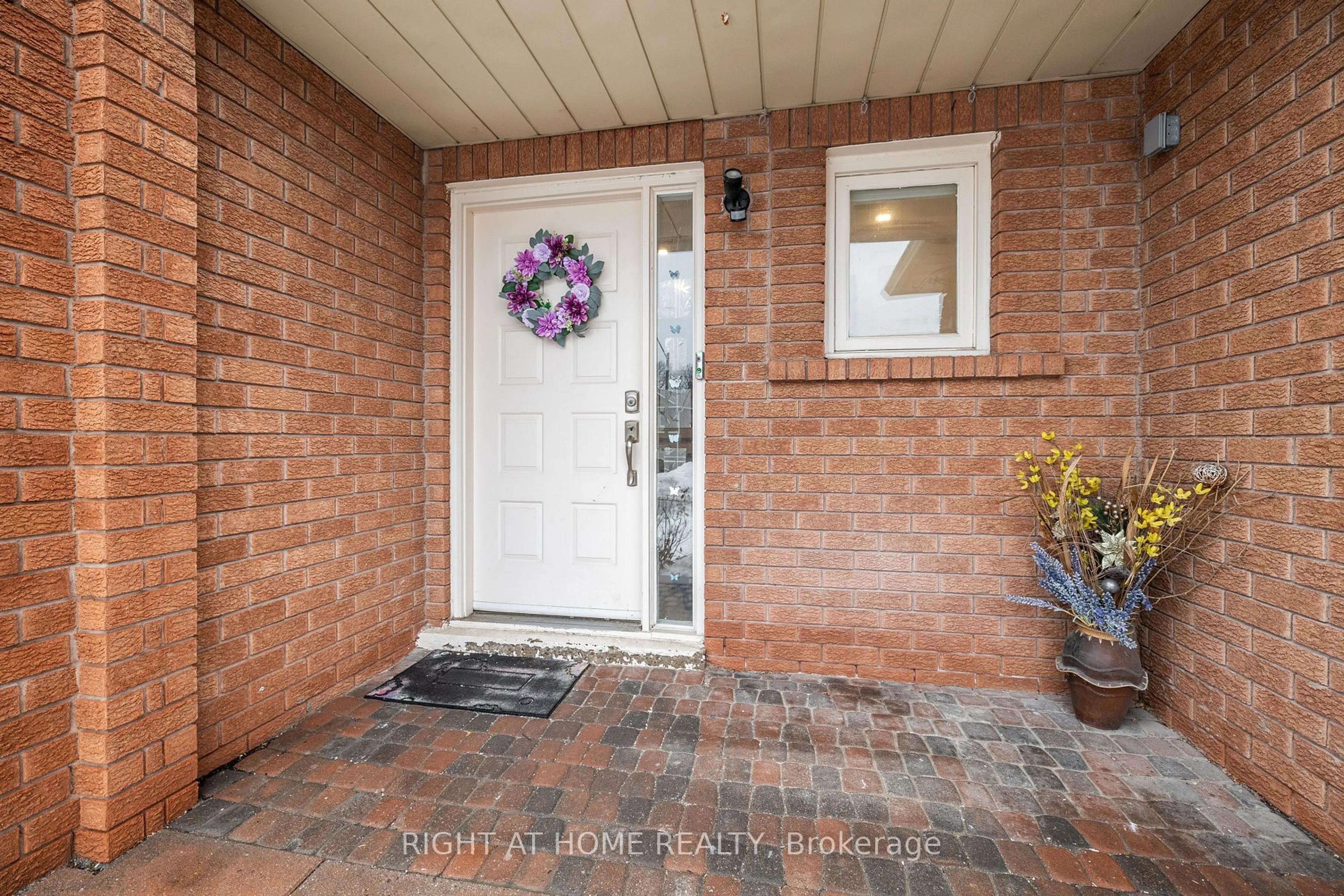 Indoor entryway for 419 Wendron Cres, Mississauga Ontario L5R 3L2