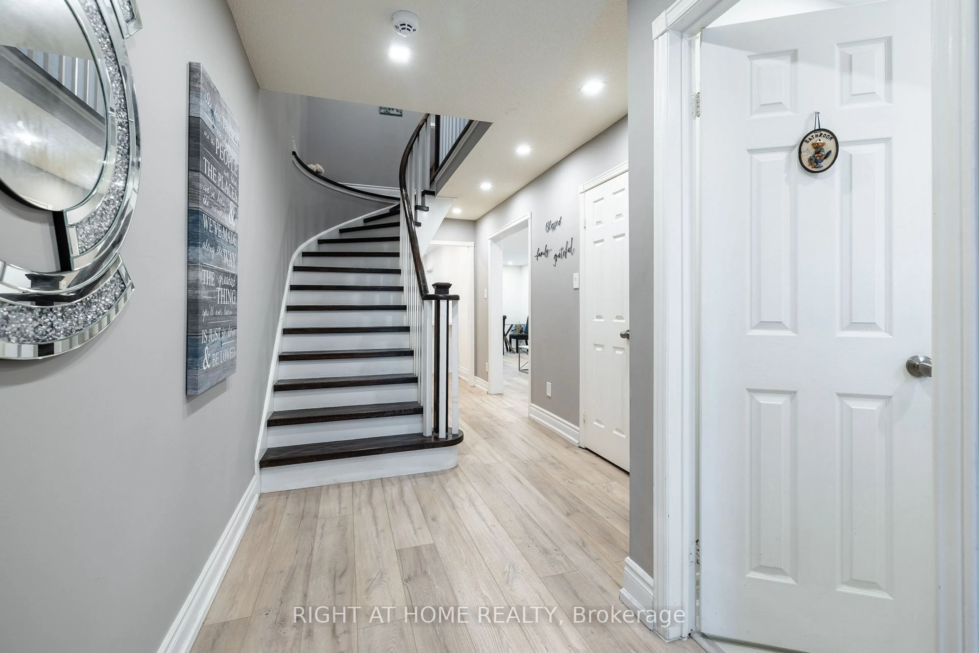 Indoor entryway for 419 Wendron Cres, Mississauga Ontario L5R 3L2