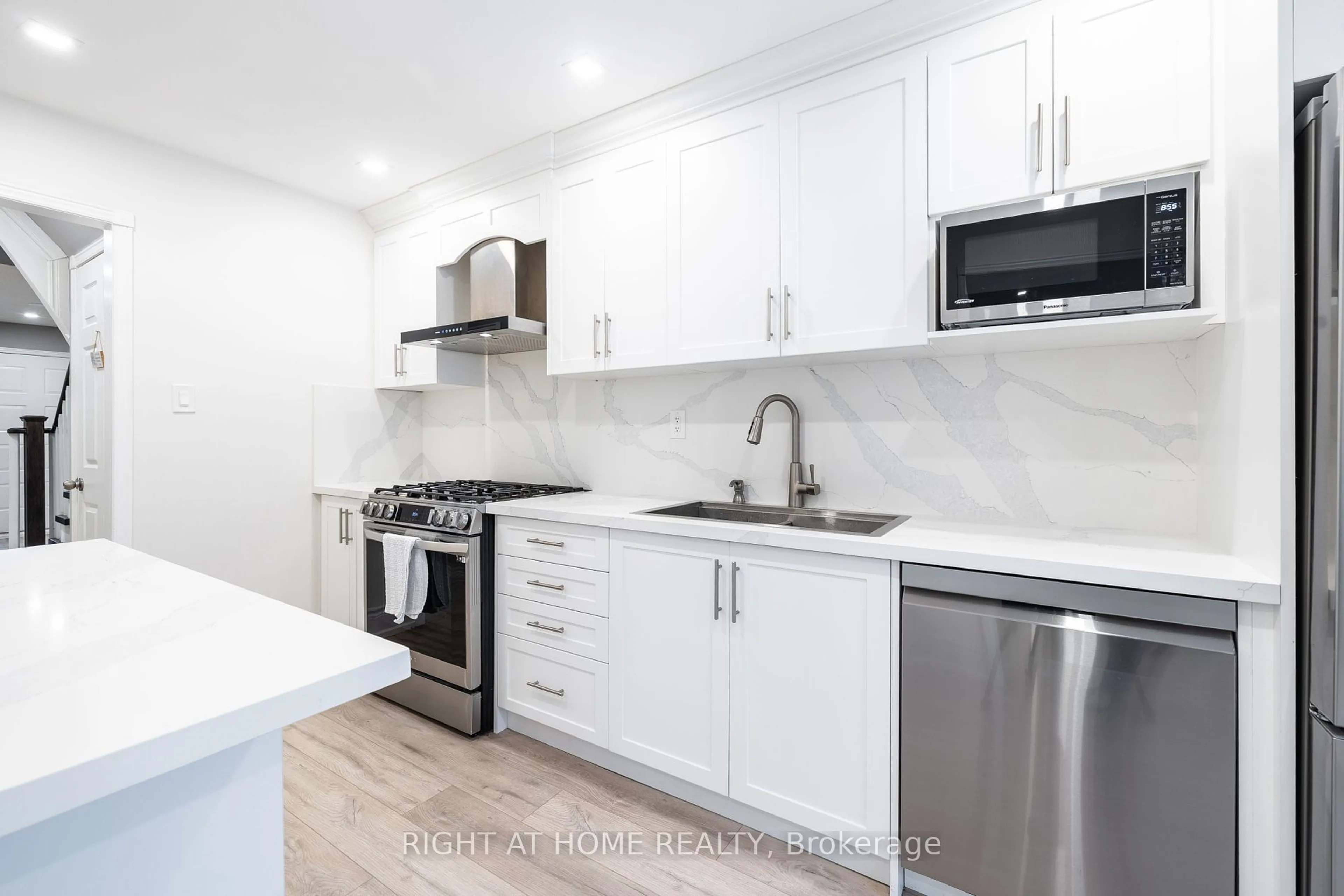 Standard kitchen, unknown for 419 Wendron Cres, Mississauga Ontario L5R 3L2