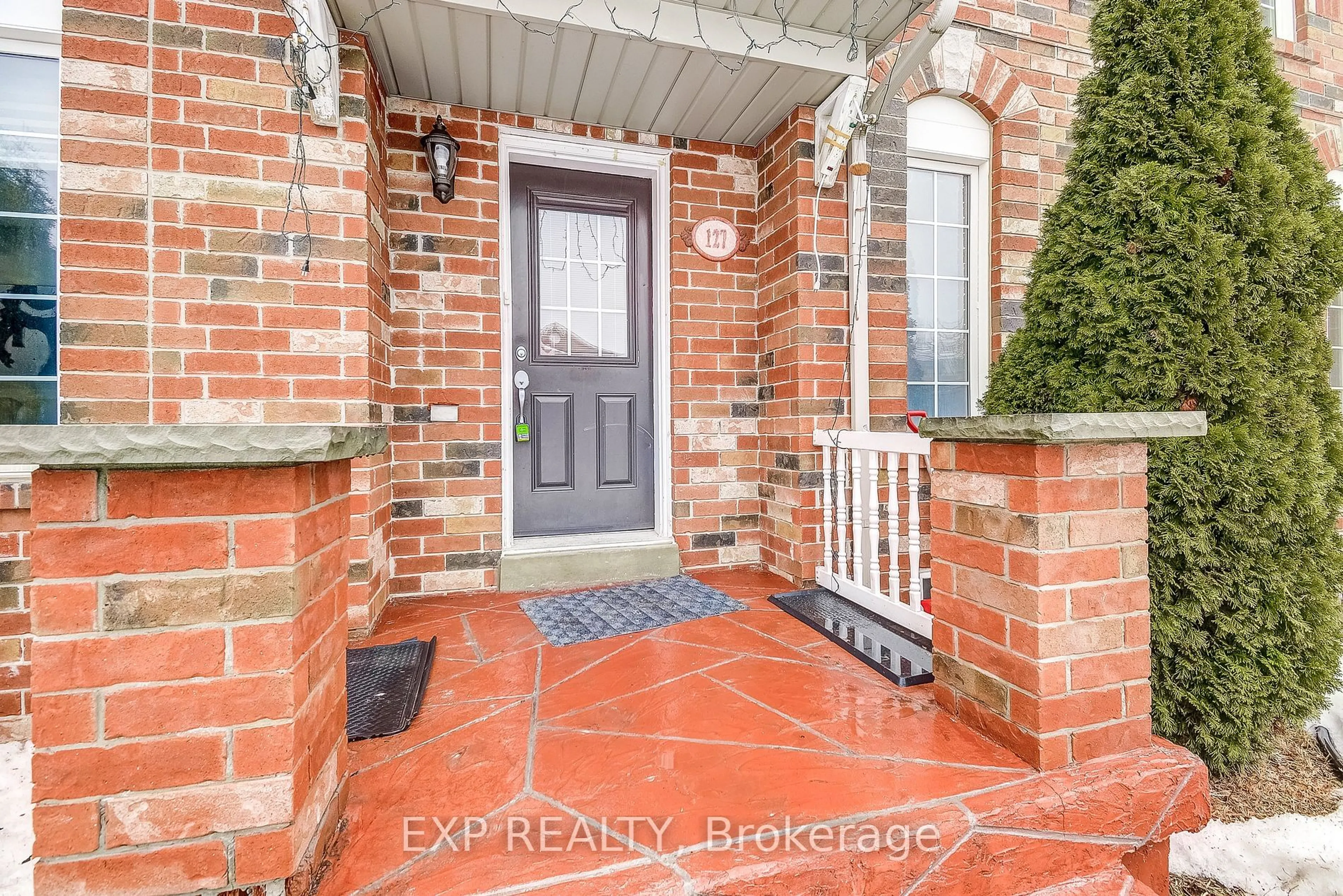 Indoor entryway for 127 Worthington Ave, Brampton Ontario L7A 3H3