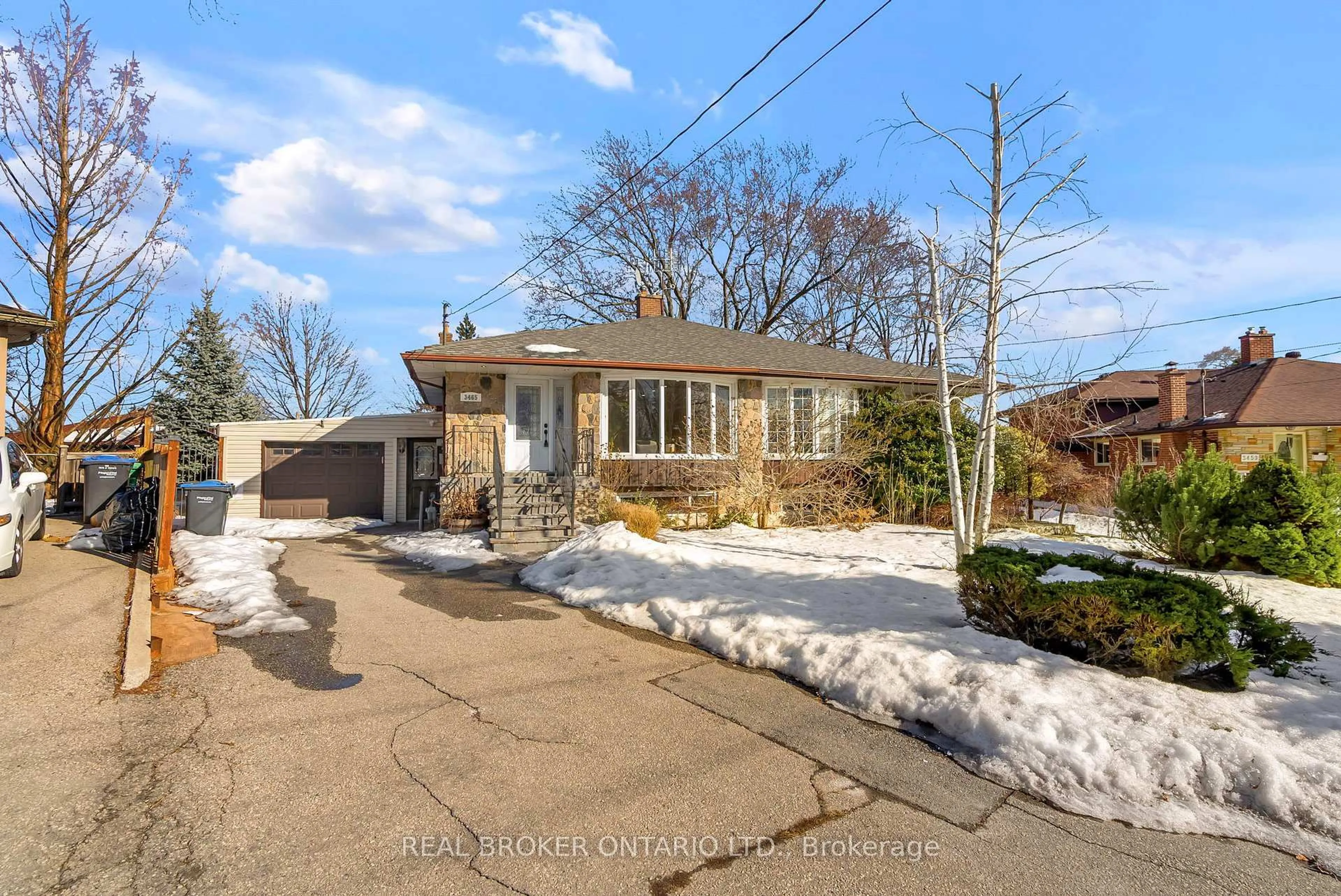 A pic from outside/outdoor area/front of a property/back of a property/a pic from drone, street for 3465 Orion Cres, Mississauga Ontario L5C 2H7