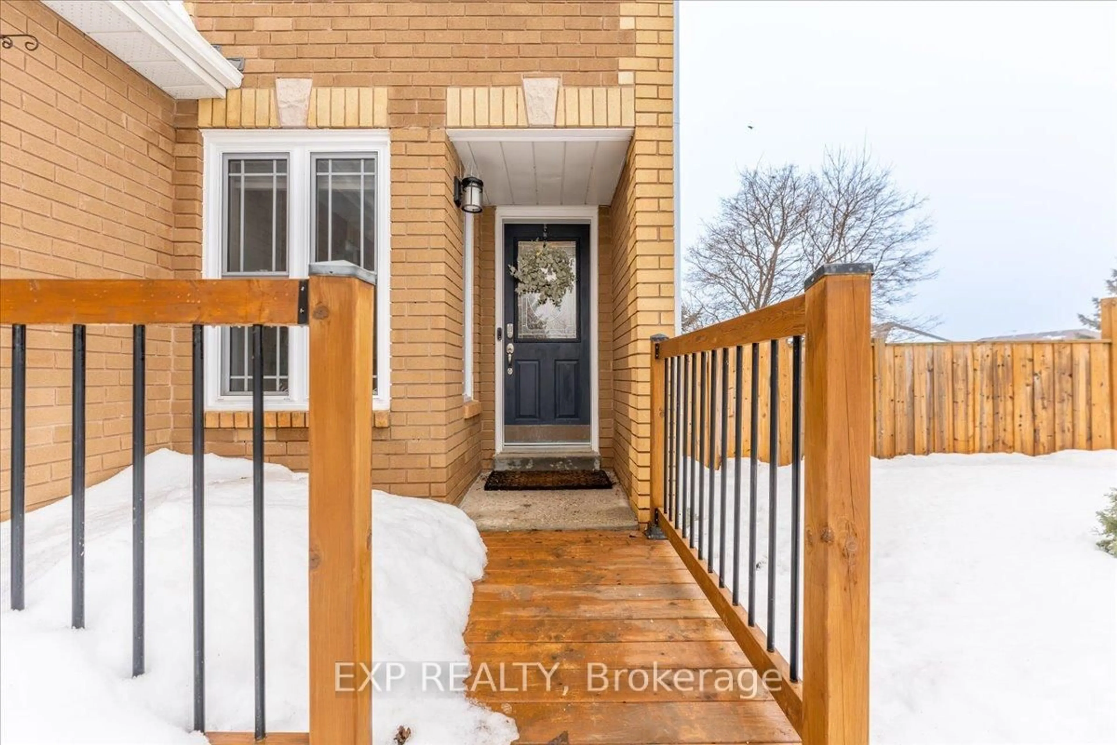 Indoor entryway for 140 Howard Cres, Orangeville Ontario L9W 4W3