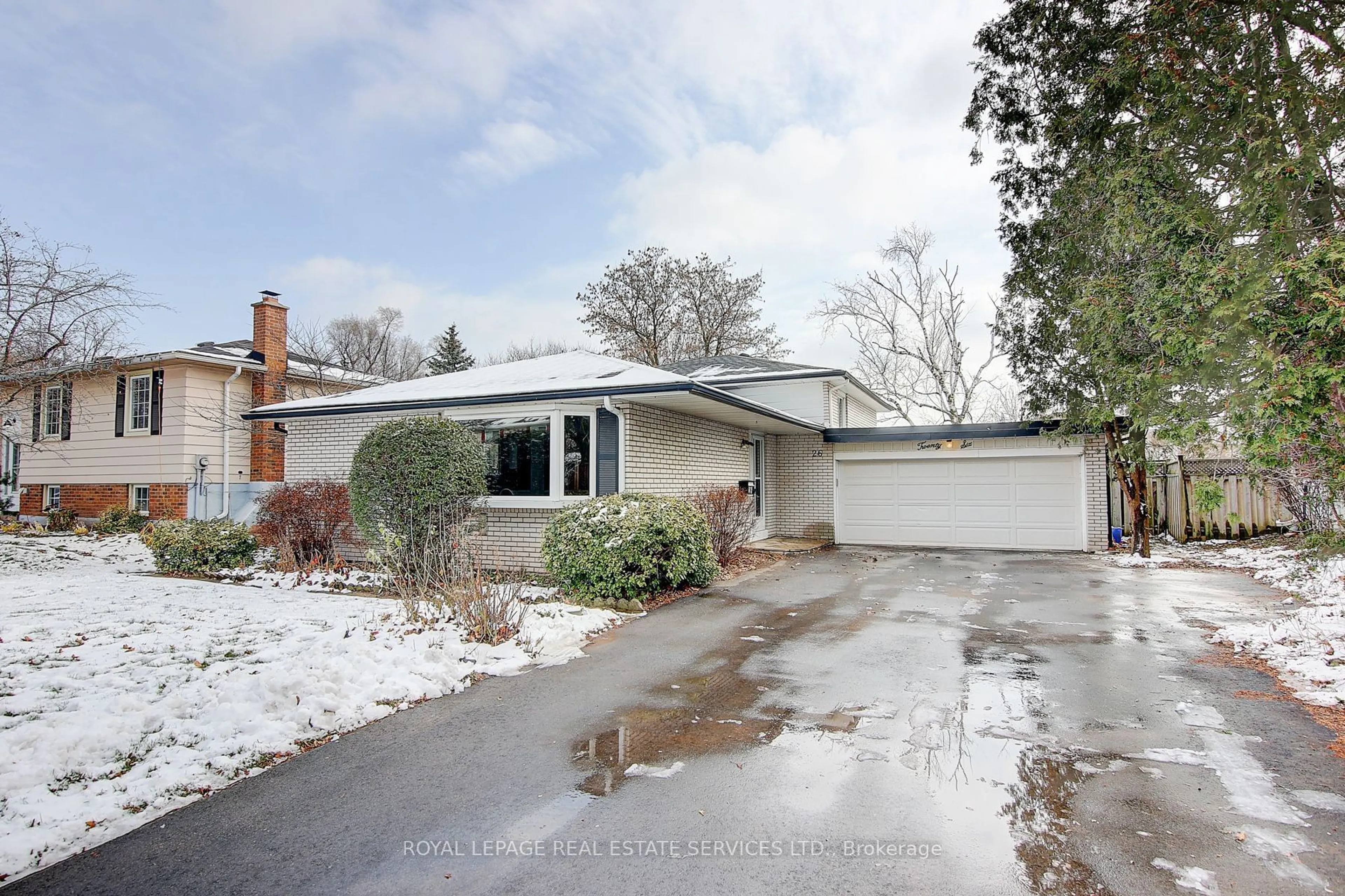 A pic from outside/outdoor area/front of a property/back of a property/a pic from drone, street for 26 Miller Rd, Oakville Ontario L6H 1J6