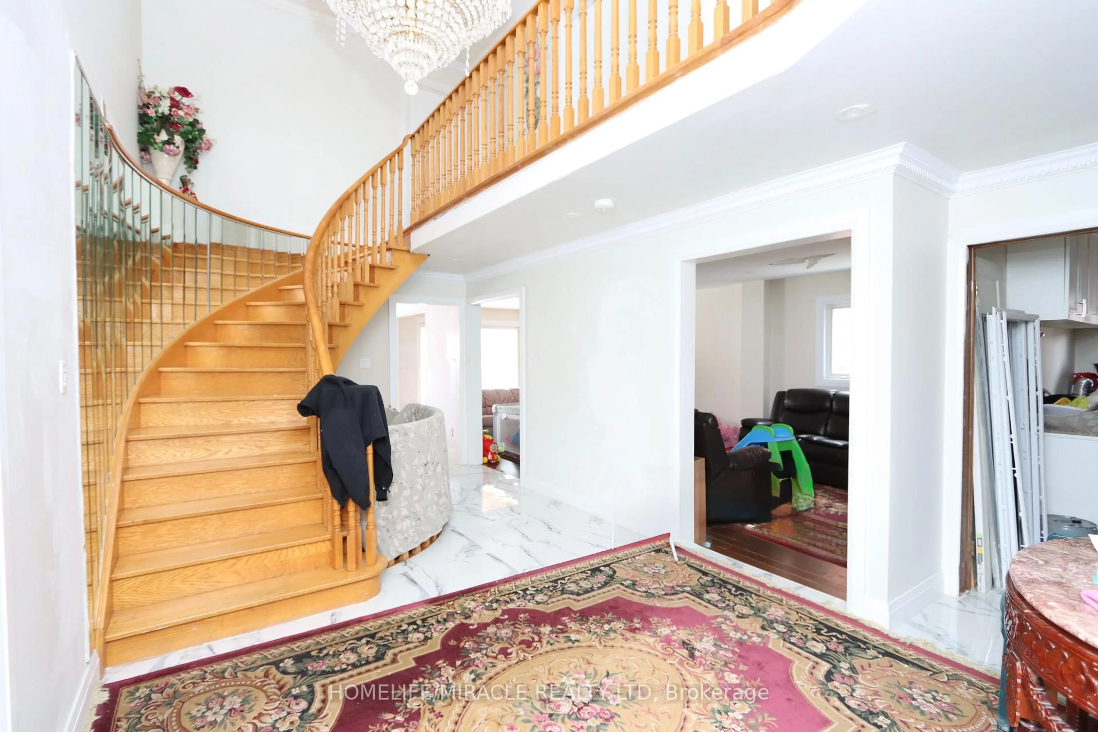 Indoor foyer for 60 Brookfield Crt, Brampton Ontario L6Y 4K4