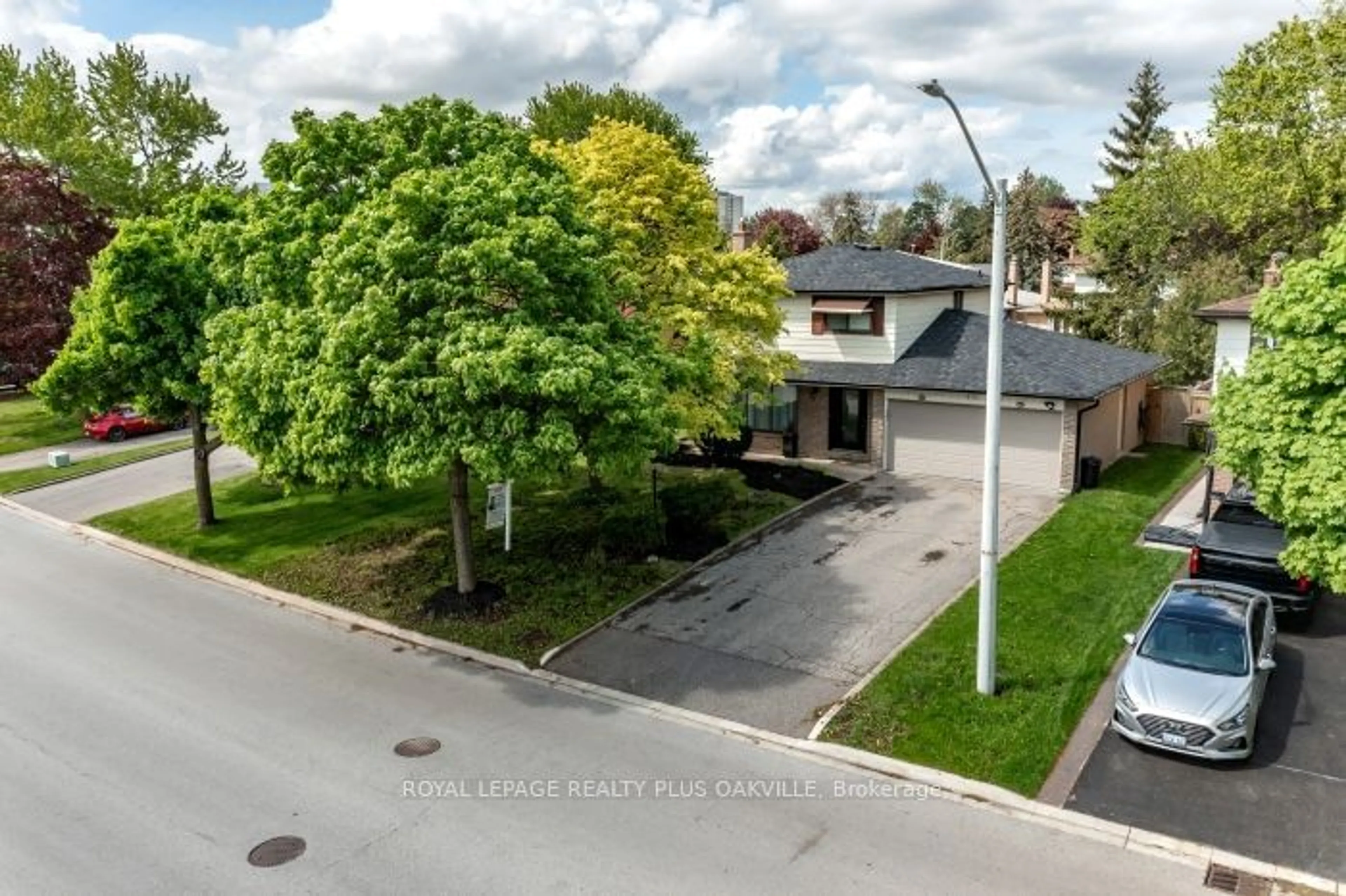 A pic from outside/outdoor area/front of a property/back of a property/a pic from drone, street for 46 Bartley Bull Pkwy, Brampton Ontario L6W 2J4