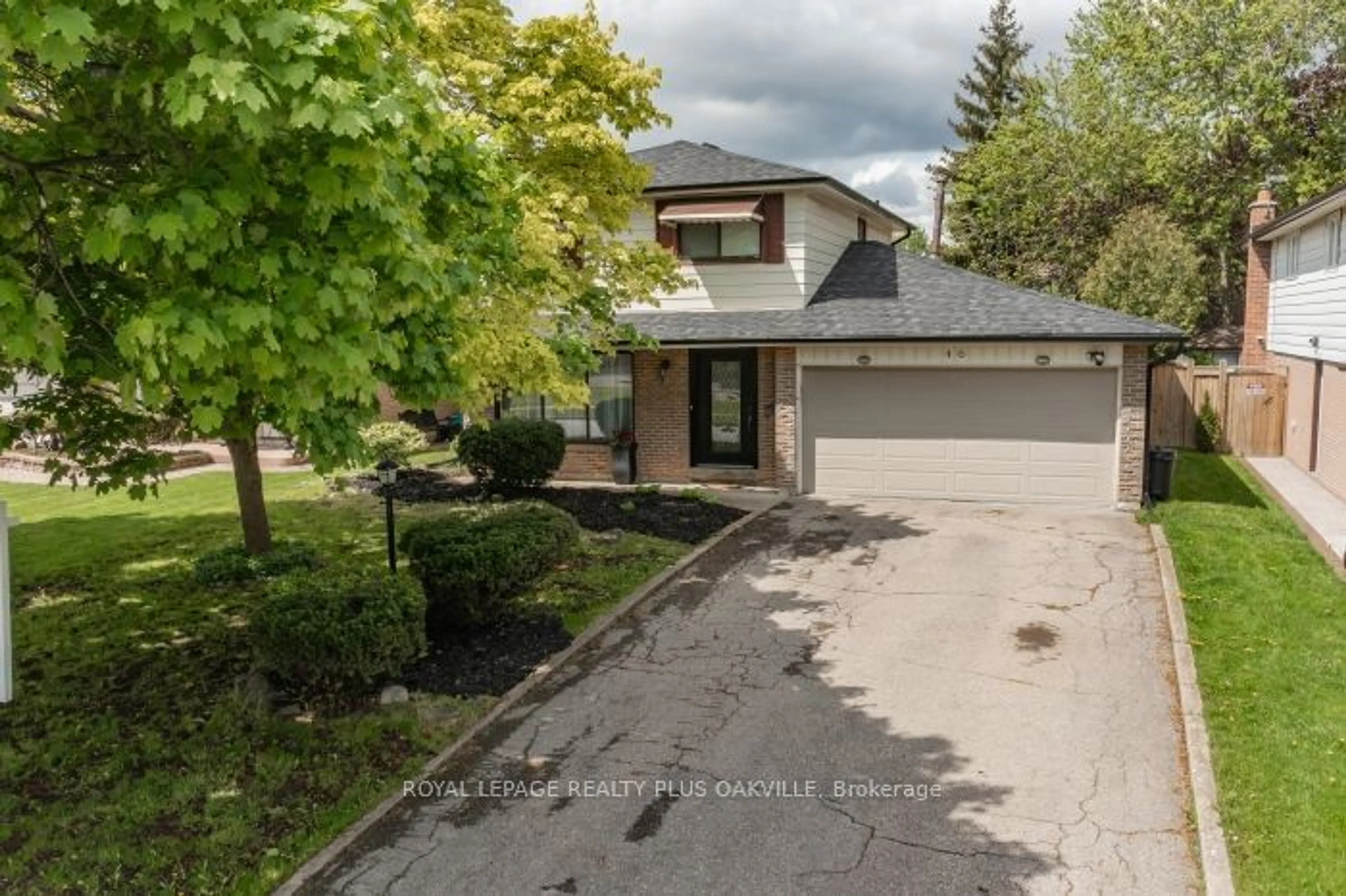 A pic from outside/outdoor area/front of a property/back of a property/a pic from drone, street for 46 Bartley Bull Pkwy, Brampton Ontario L6W 2J4