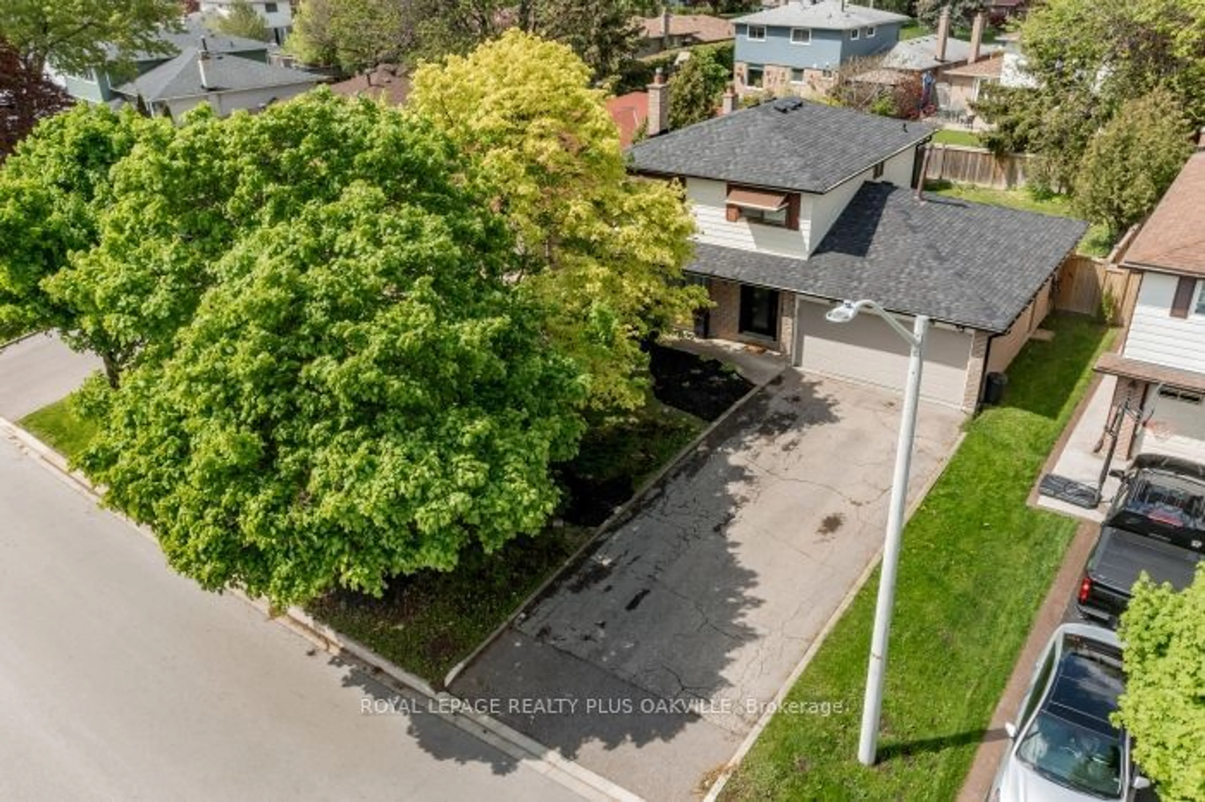 A pic from outside/outdoor area/front of a property/back of a property/a pic from drone, street for 46 Bartley Bull Pkwy, Brampton Ontario L6W 2J4