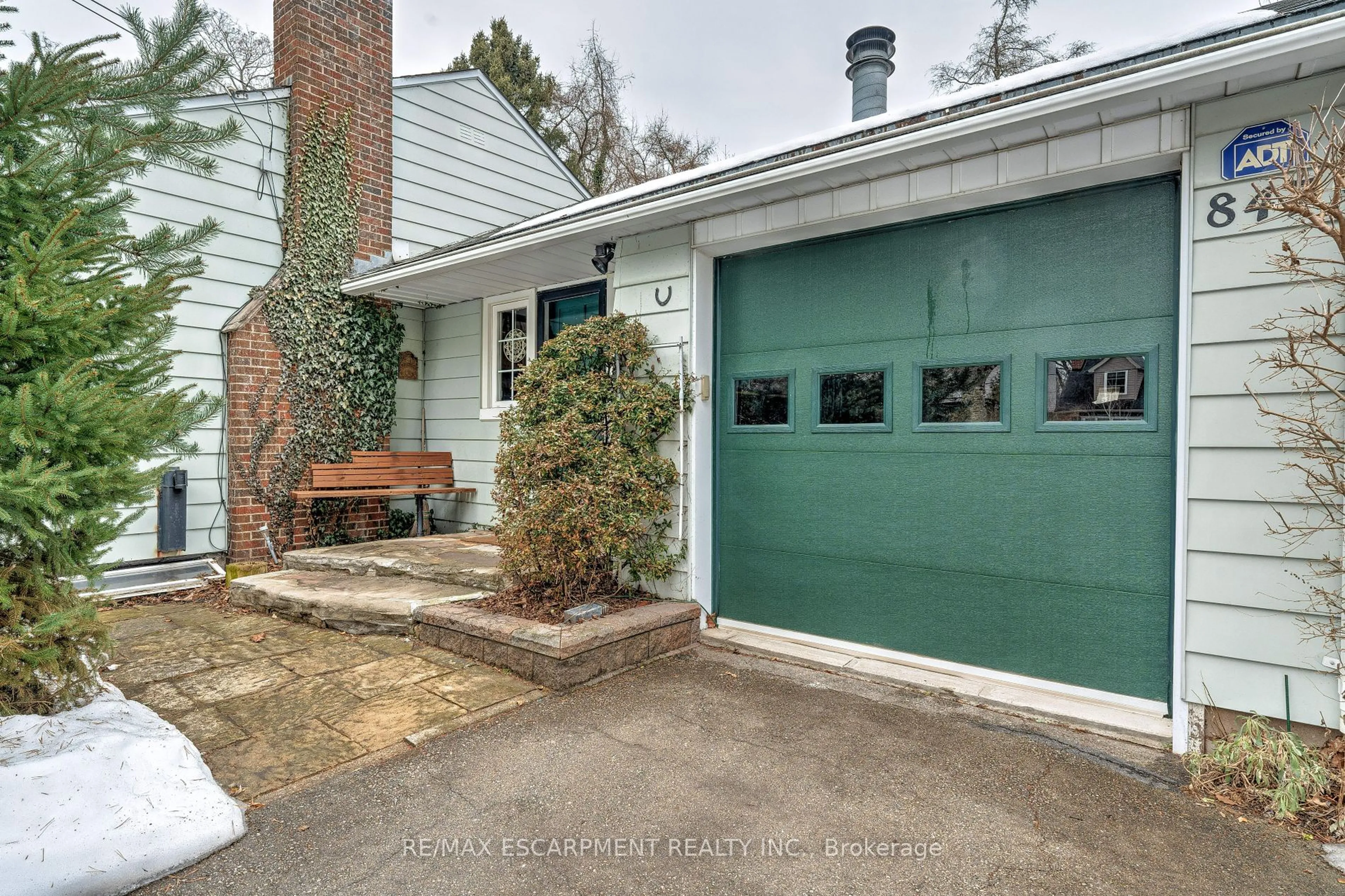 Indoor garage for 847 FOREST GLEN Ave, Burlington Ontario L7T 2L1