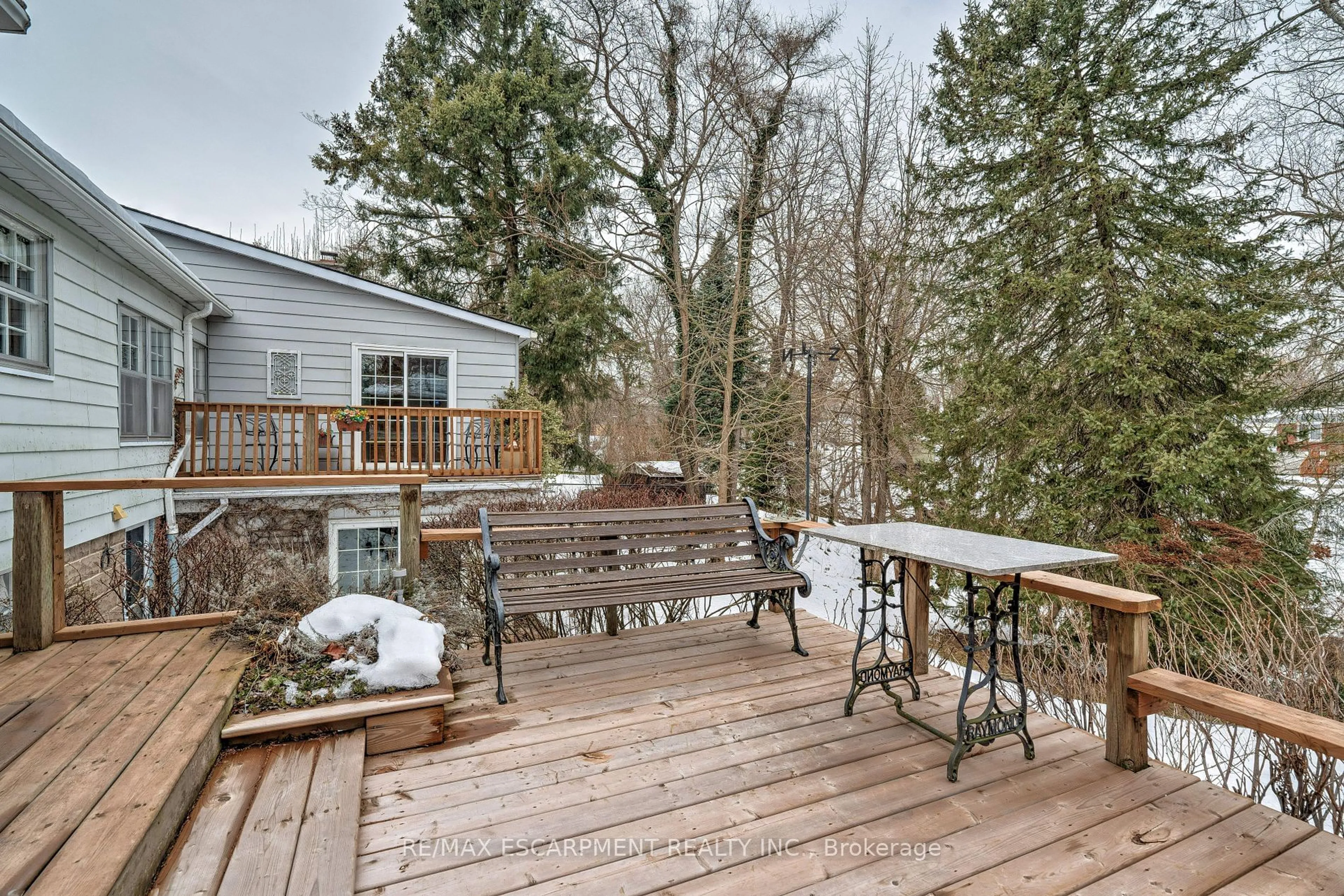 Patio, unknown for 847 FOREST GLEN Ave, Burlington Ontario L7T 2L1