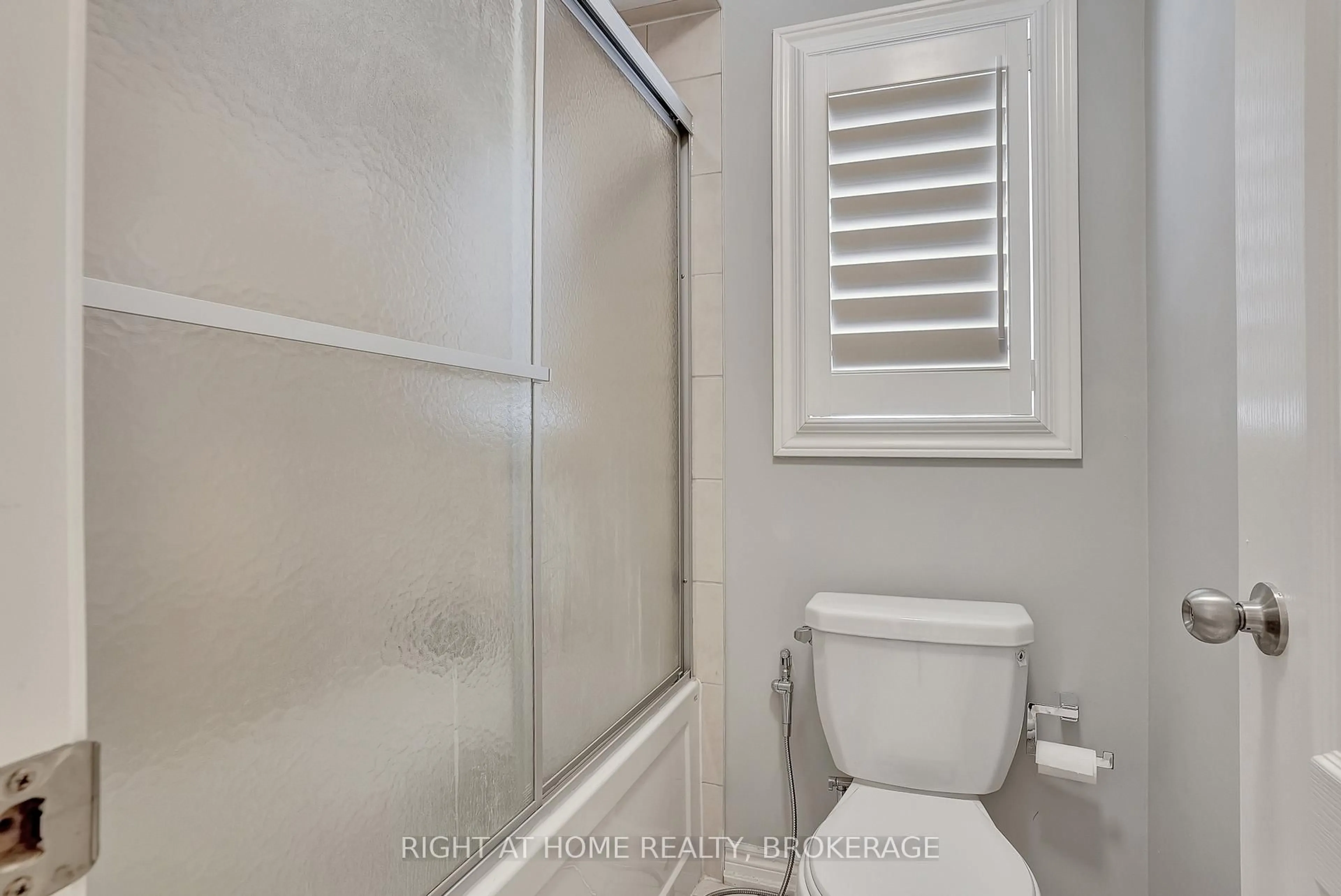 Standard bathroom, unknown for 392 Grindstone Tr, Oakville Ontario L6H 0S1