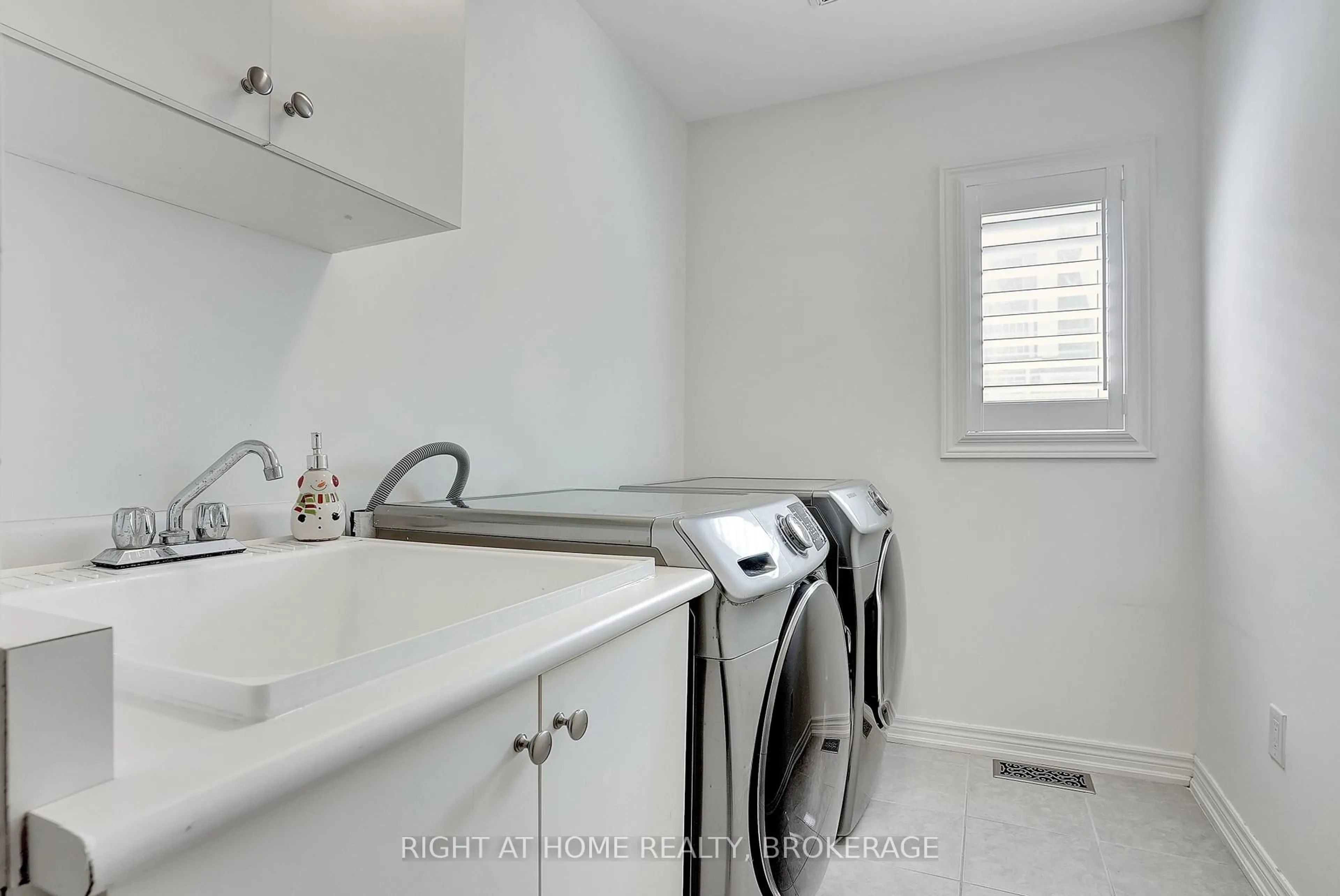 Laundry room for 392 Grindstone Tr, Oakville Ontario L6H 0S1