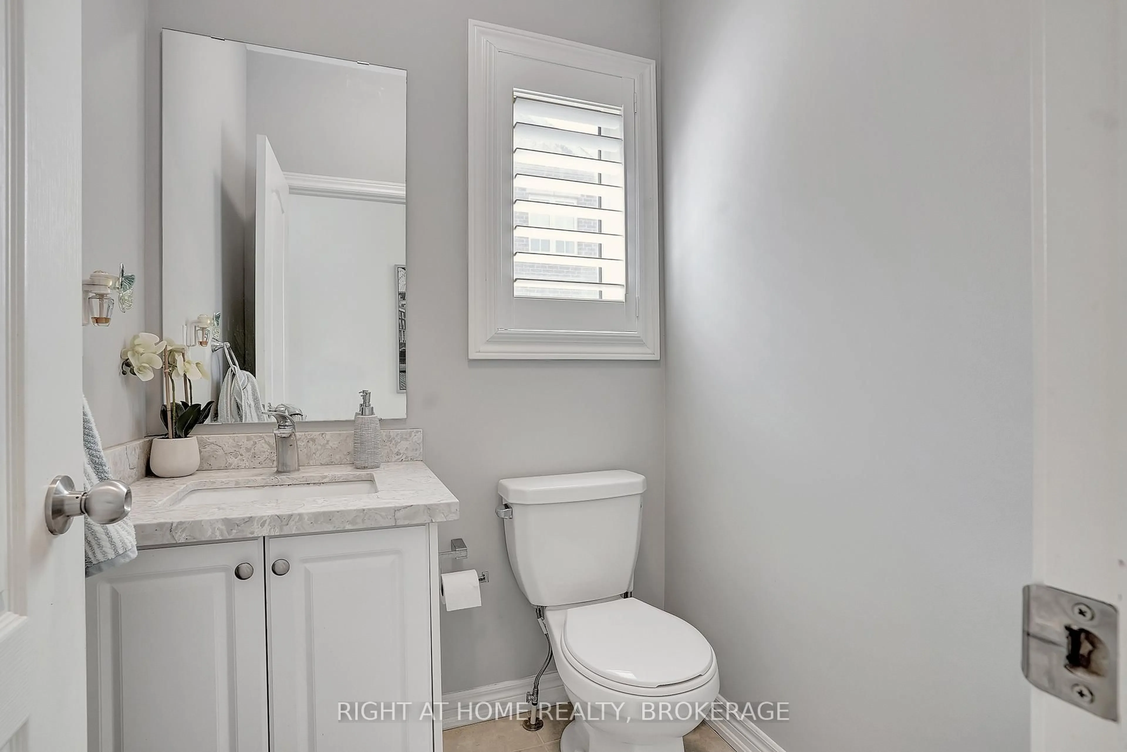 Standard bathroom, ceramic/tile floor for 392 Grindstone Tr, Oakville Ontario L6H 0S1