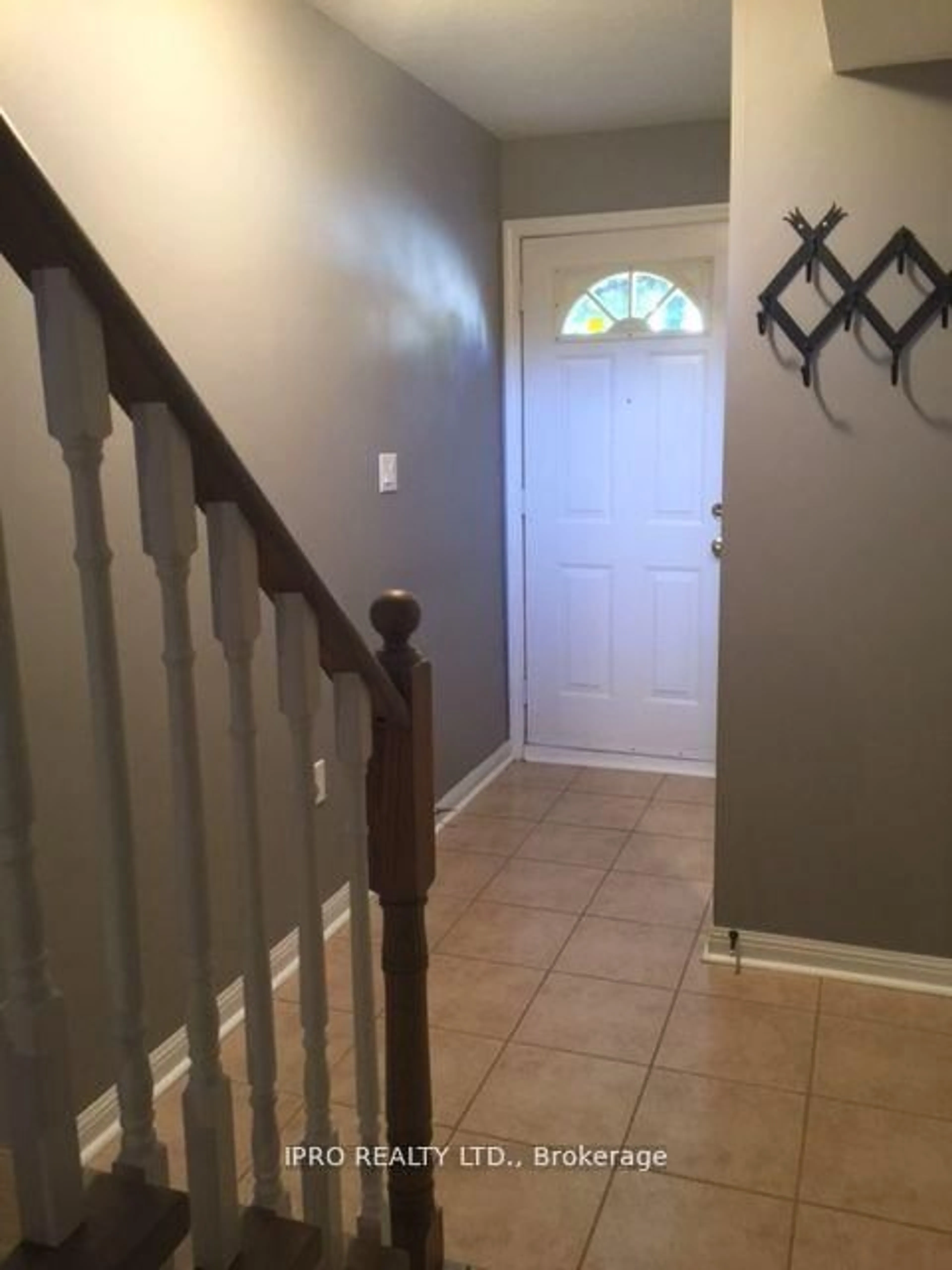 Indoor entryway for 4991 Rathkeale Rd #23, Mississauga Ontario L5V 2G9