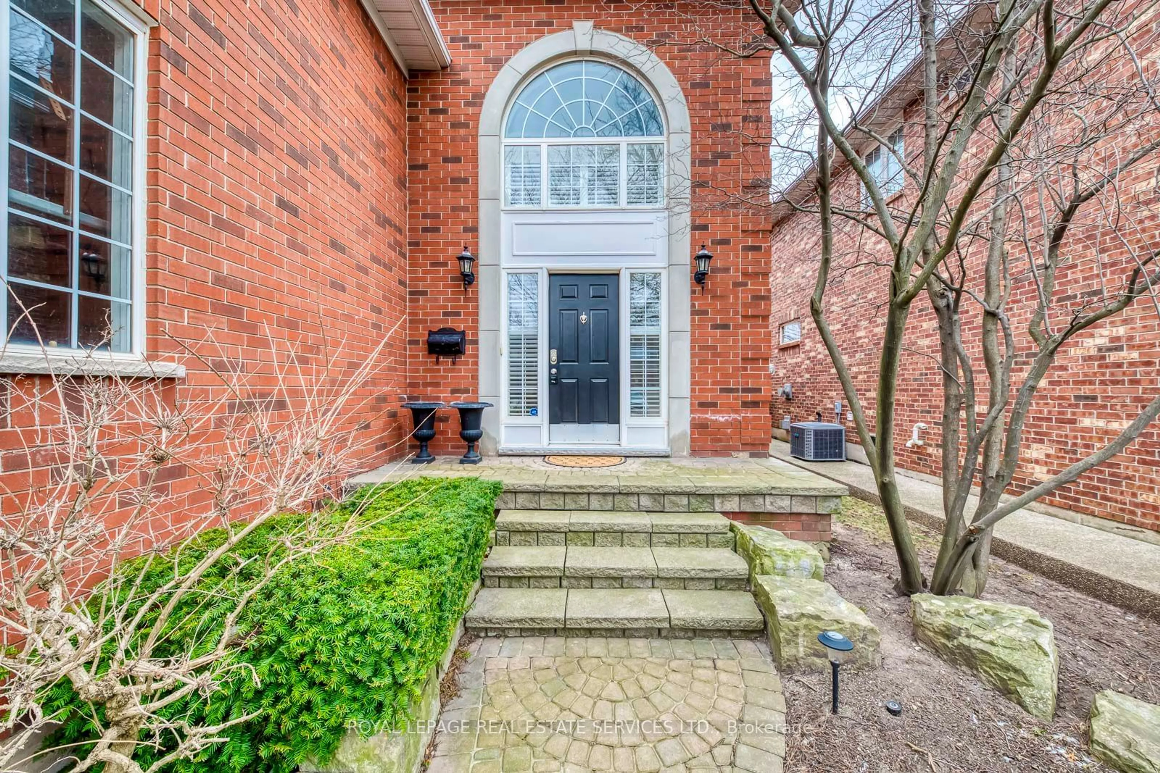 Home with brick exterior material, street for 2018 Heatherwood Dr, Oakville Ontario L6M 3P6