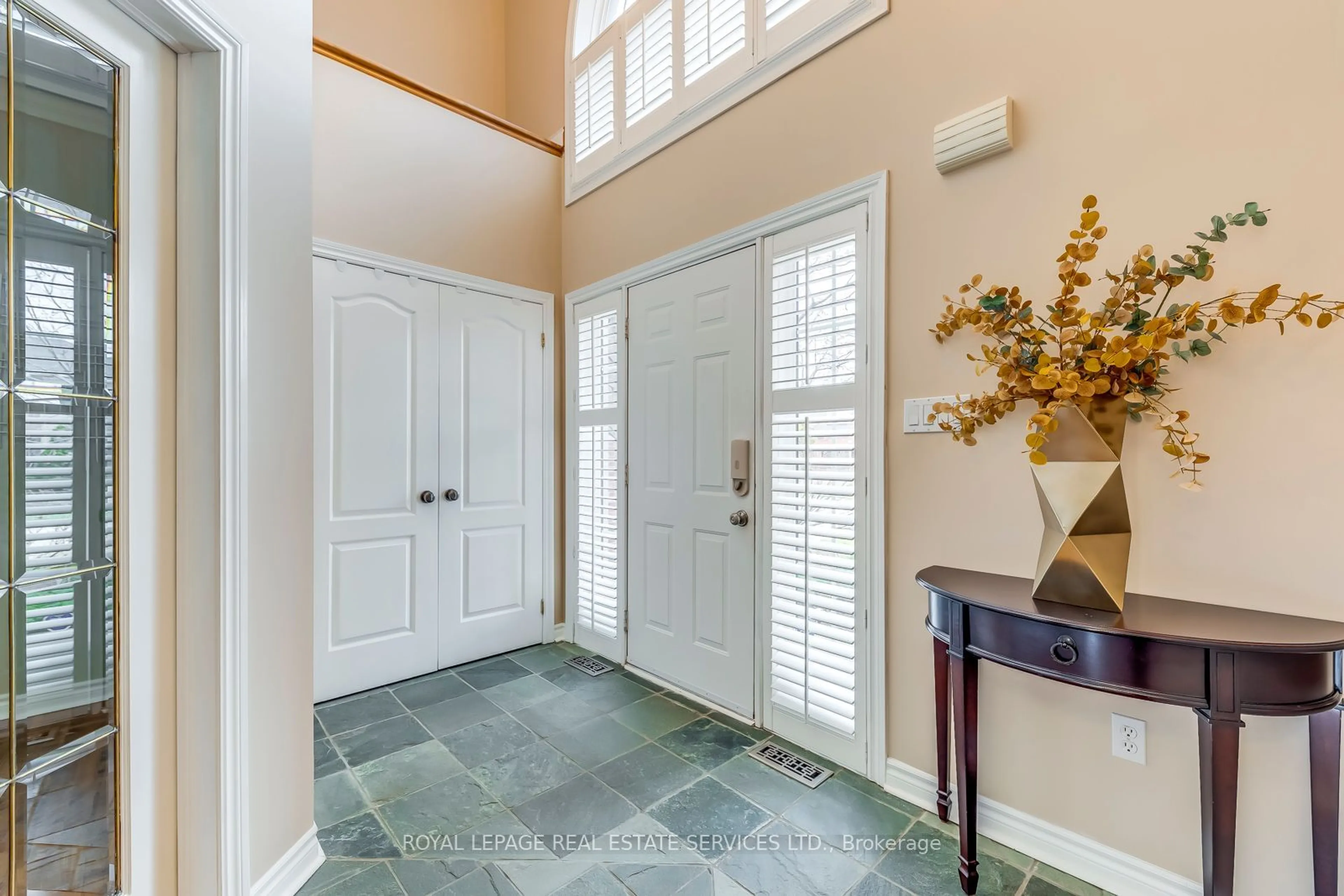 Indoor entryway for 2018 Heatherwood Dr, Oakville Ontario L6M 3P6