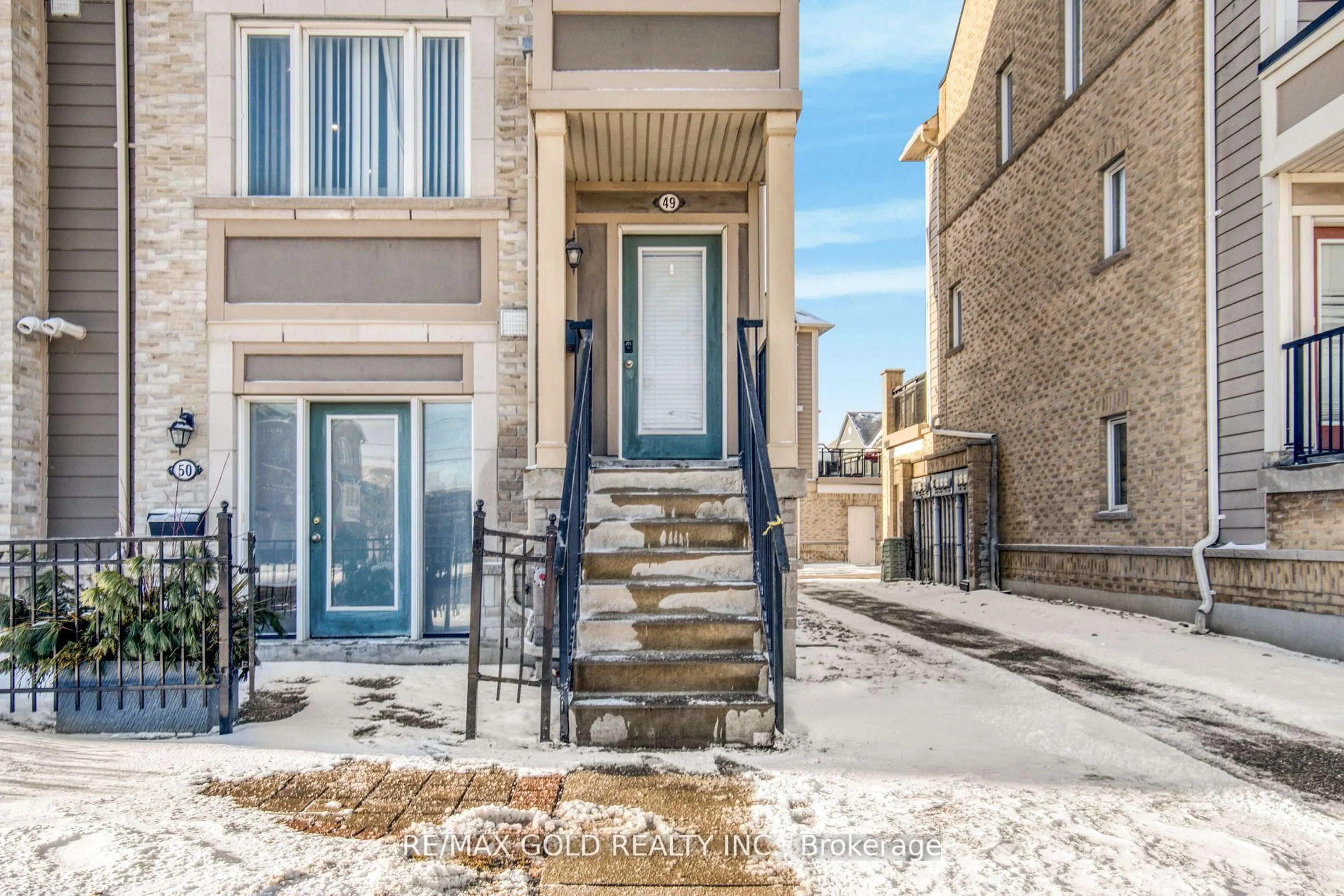 Indoor entryway for 60 Fairwood Circ #49, Brampton Ontario L6R 0Y6