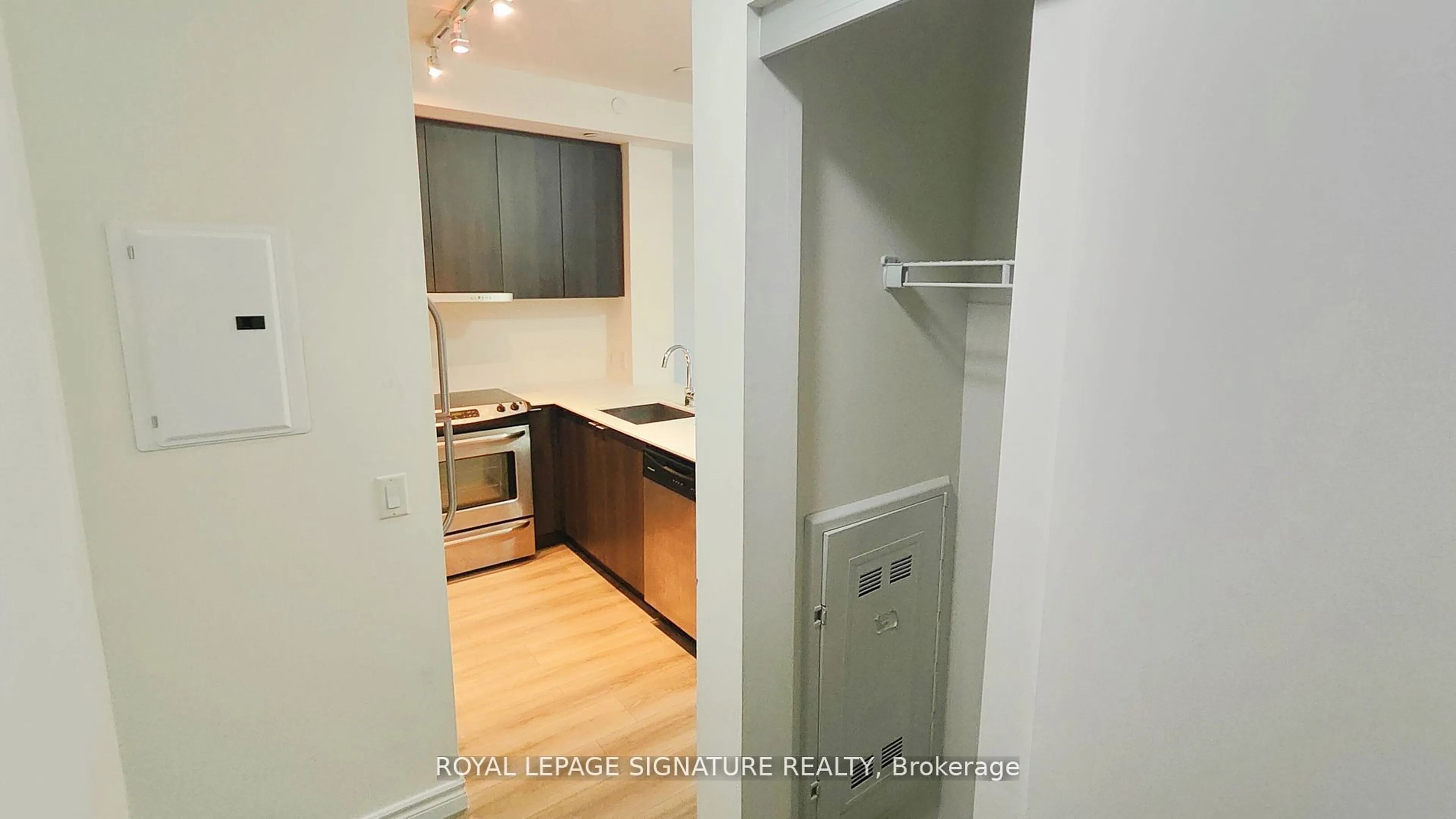 Standard kitchen, wood/laminate floor for 5005 Harvard Rd #306, Mississauga Ontario L5M 0W5