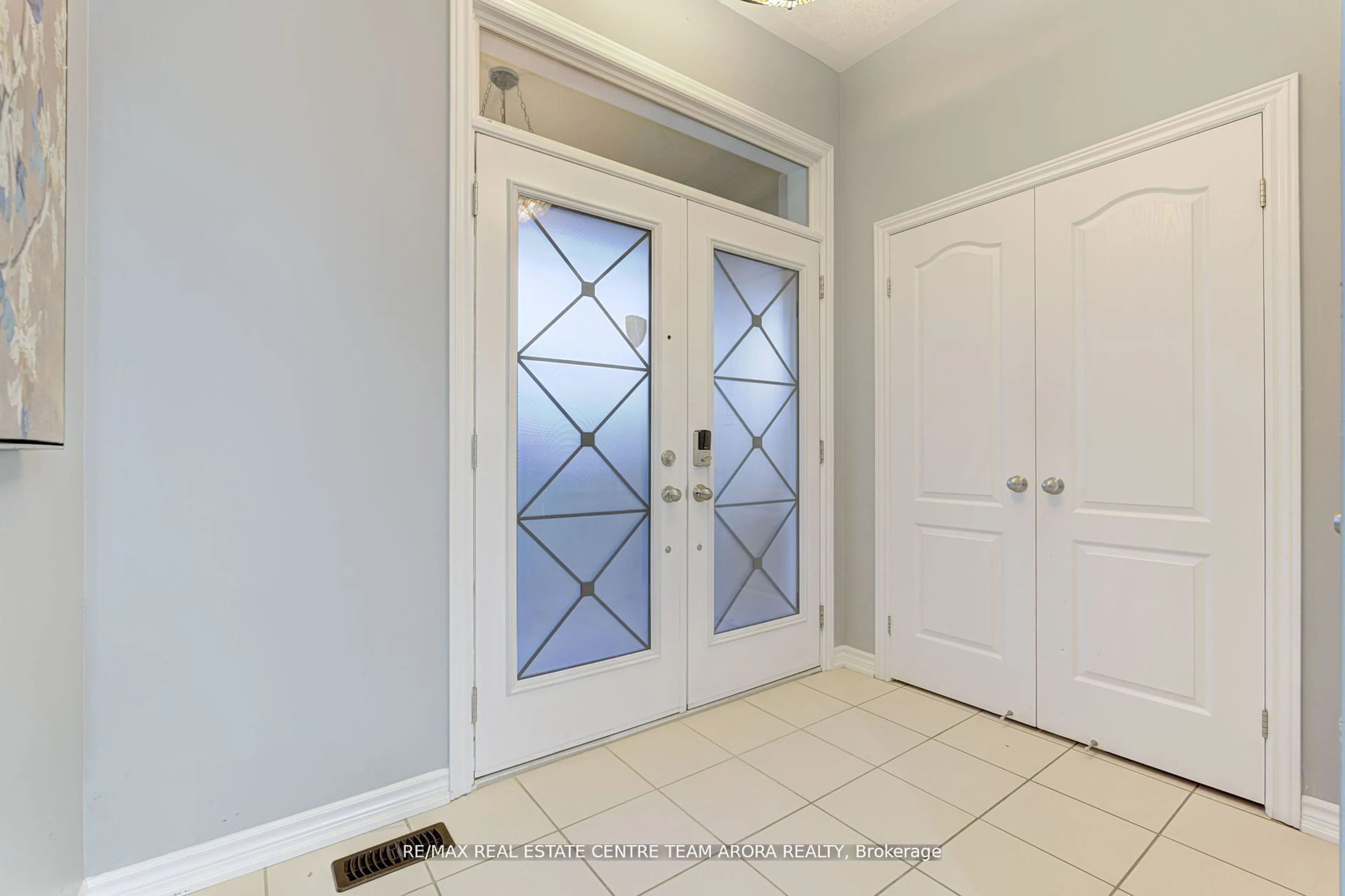 Indoor entryway for 27 Monkton Circ, Brampton Ontario L6Y 0X7