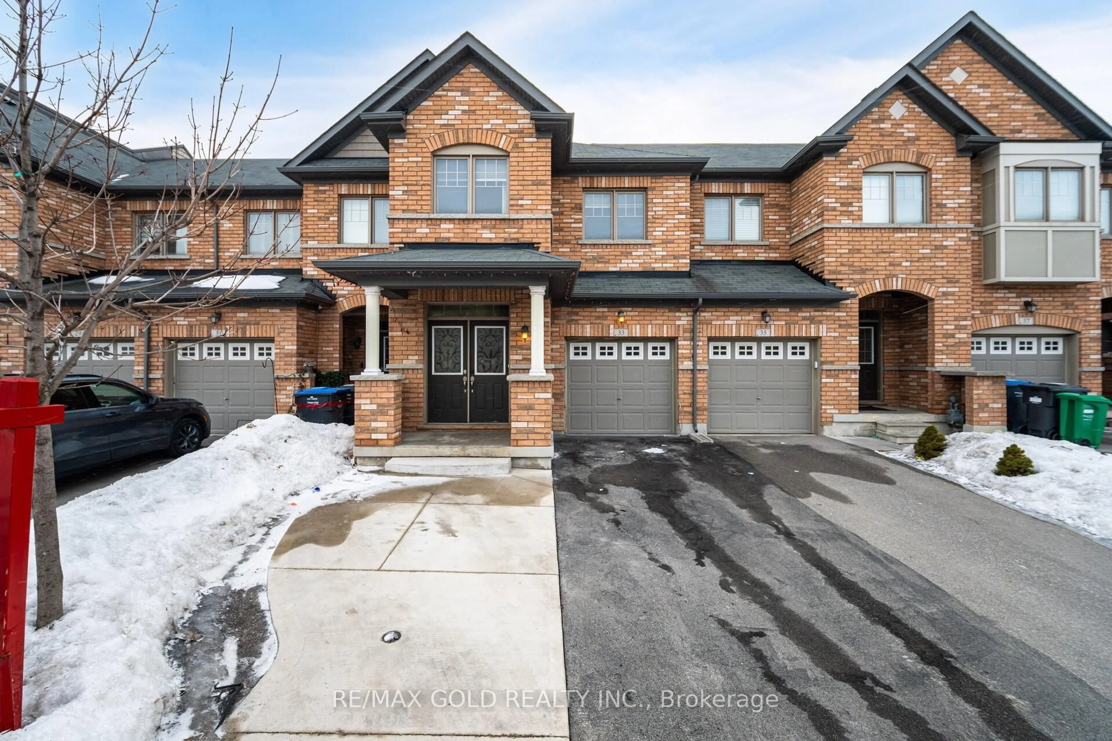 Home with brick exterior material, street for 33 Davenfield Circ, Brampton Ontario L6P 4L9