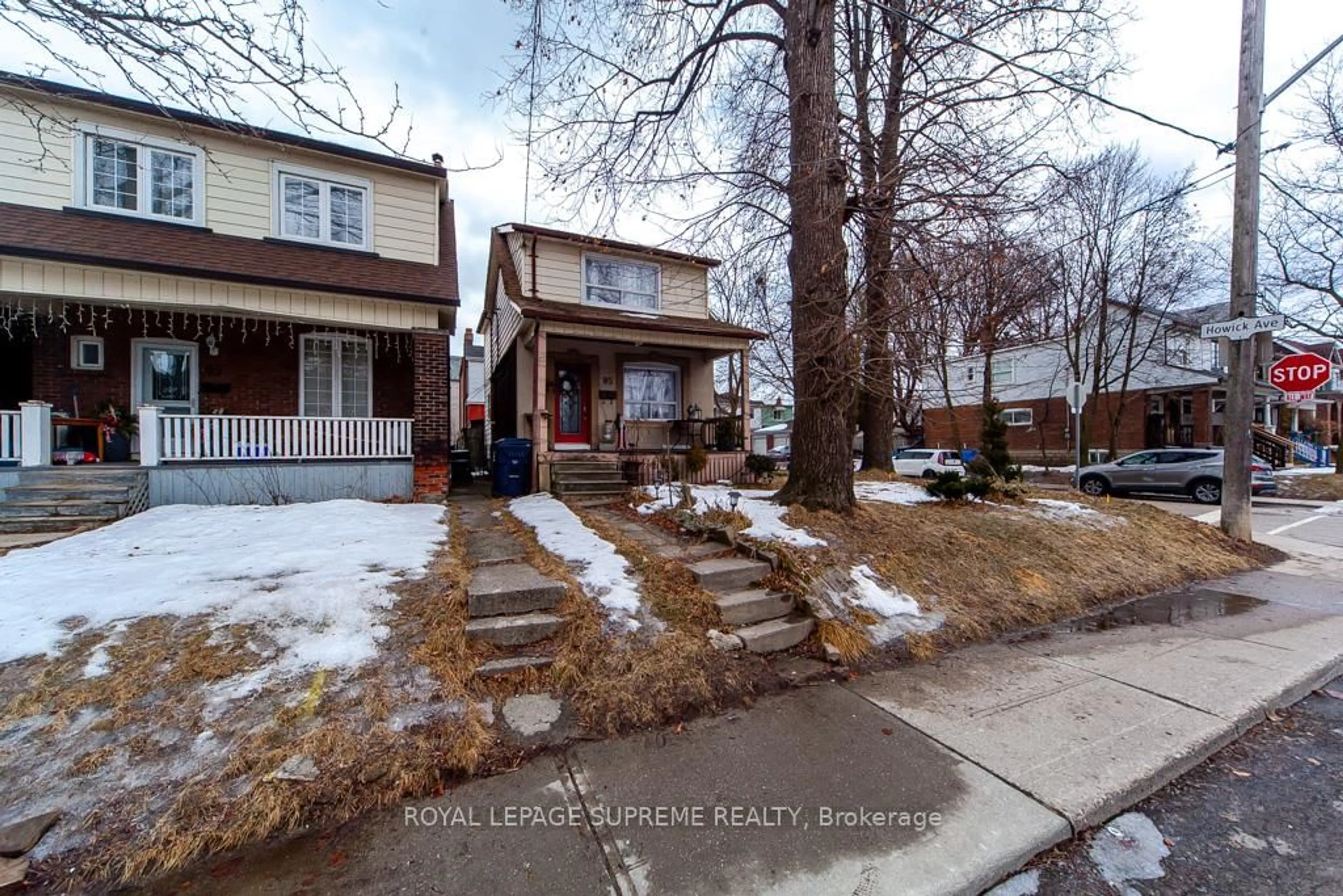 A pic from outside/outdoor area/front of a property/back of a property/a pic from drone, street for 95 Silverthorn Ave, Toronto Ontario M6N 3J9