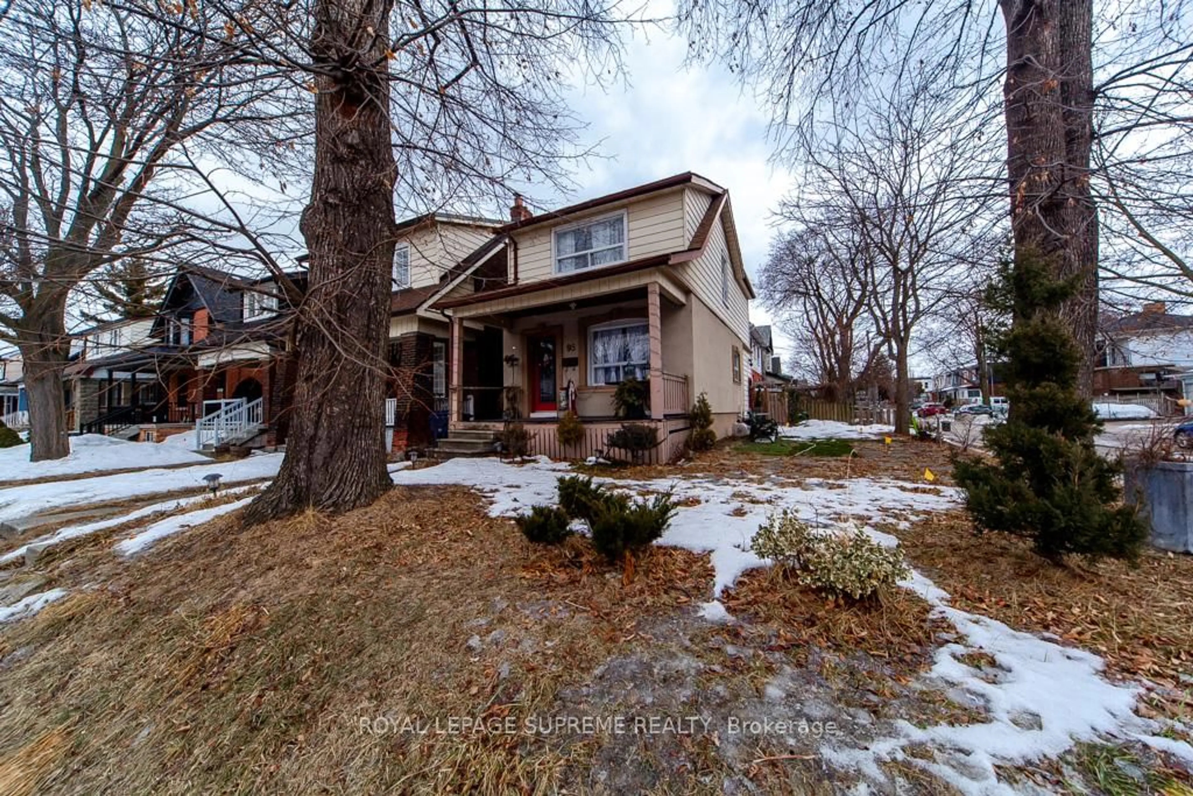 A pic from outside/outdoor area/front of a property/back of a property/a pic from drone, street for 95 Silverthorn Ave, Toronto Ontario M6N 3J9