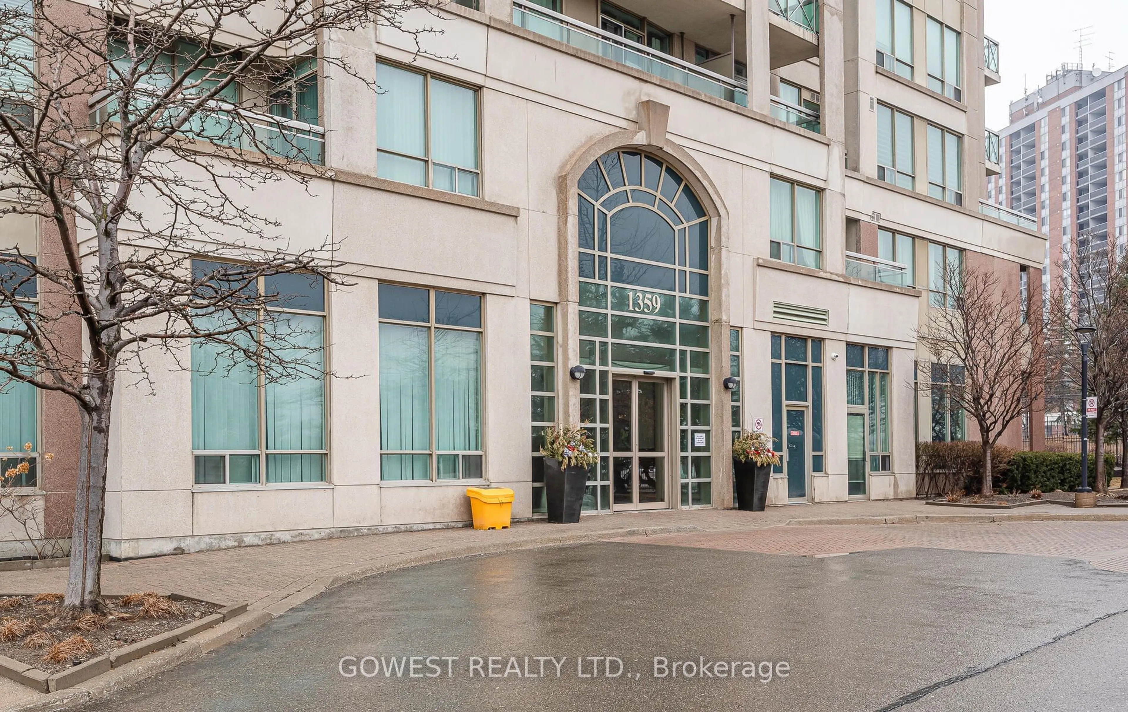 Indoor foyer for 1359 Rathburn Rd #801, Mississauga Ontario L4W 5P7