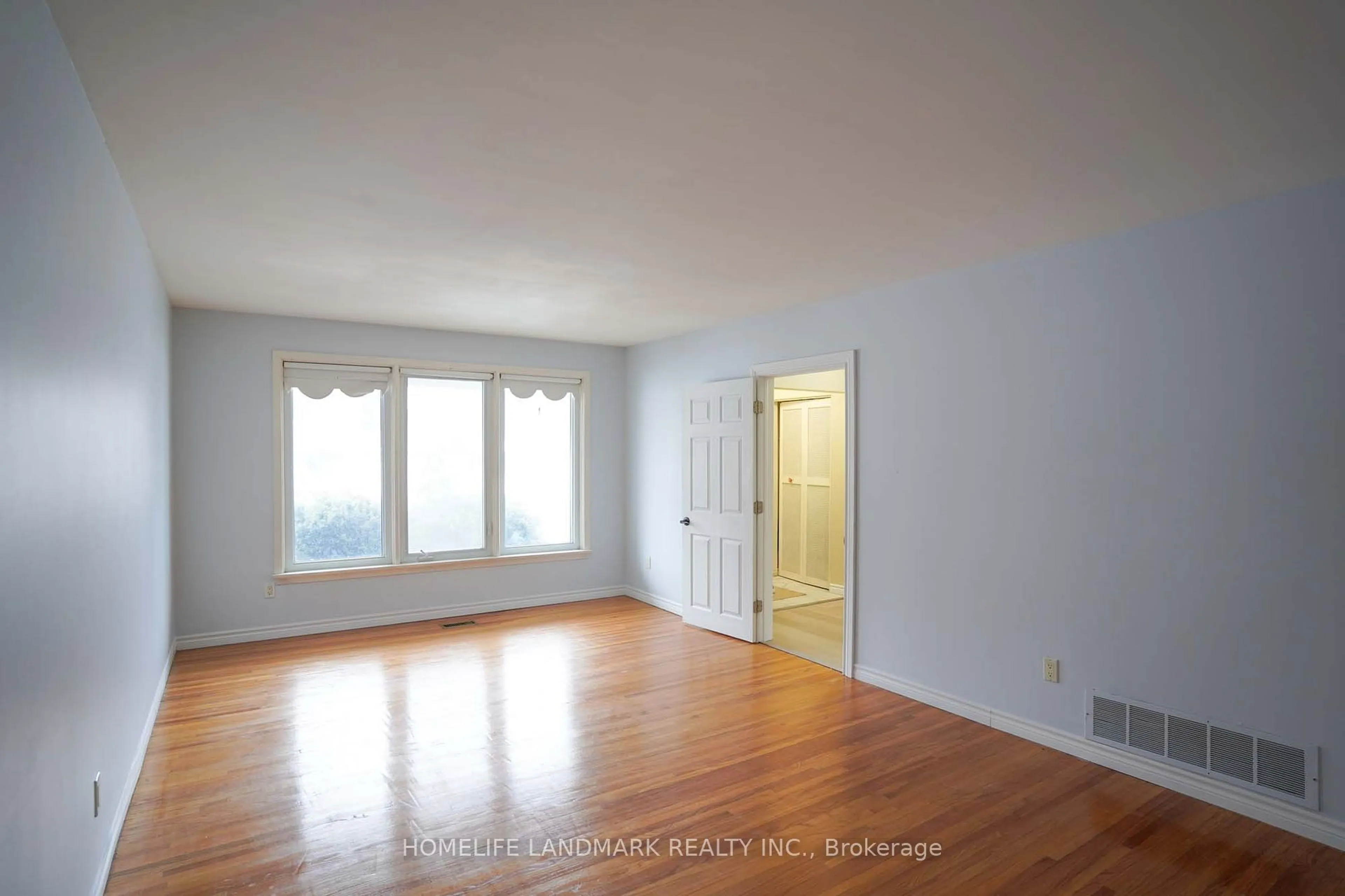 A pic of a room for 52 Yellowstone St, Toronto Ontario M3N 1M4