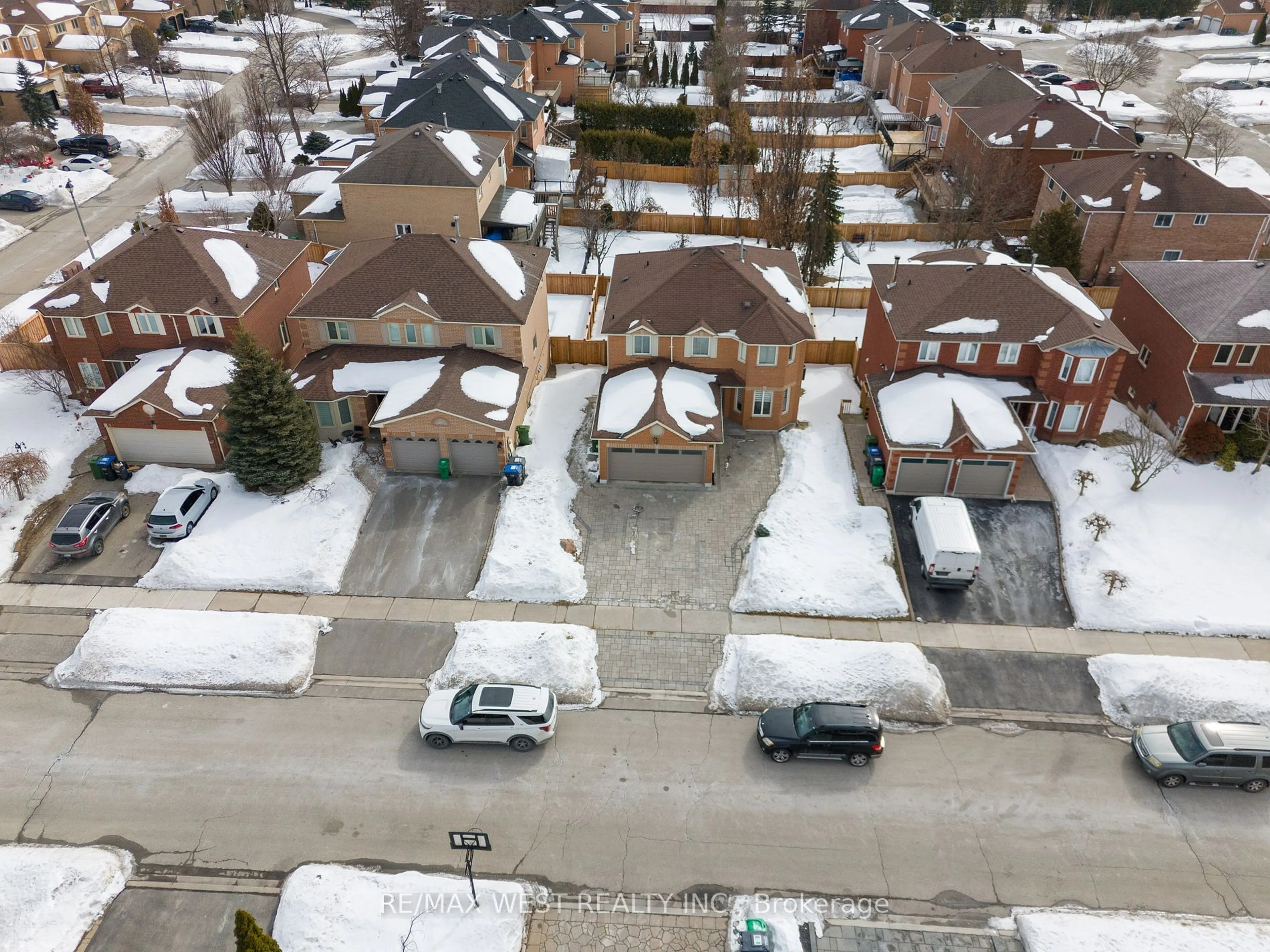 A pic from outside/outdoor area/front of a property/back of a property/a pic from drone, street for 37 Whitbread Ave, Caledon Ontario L7E 1L7