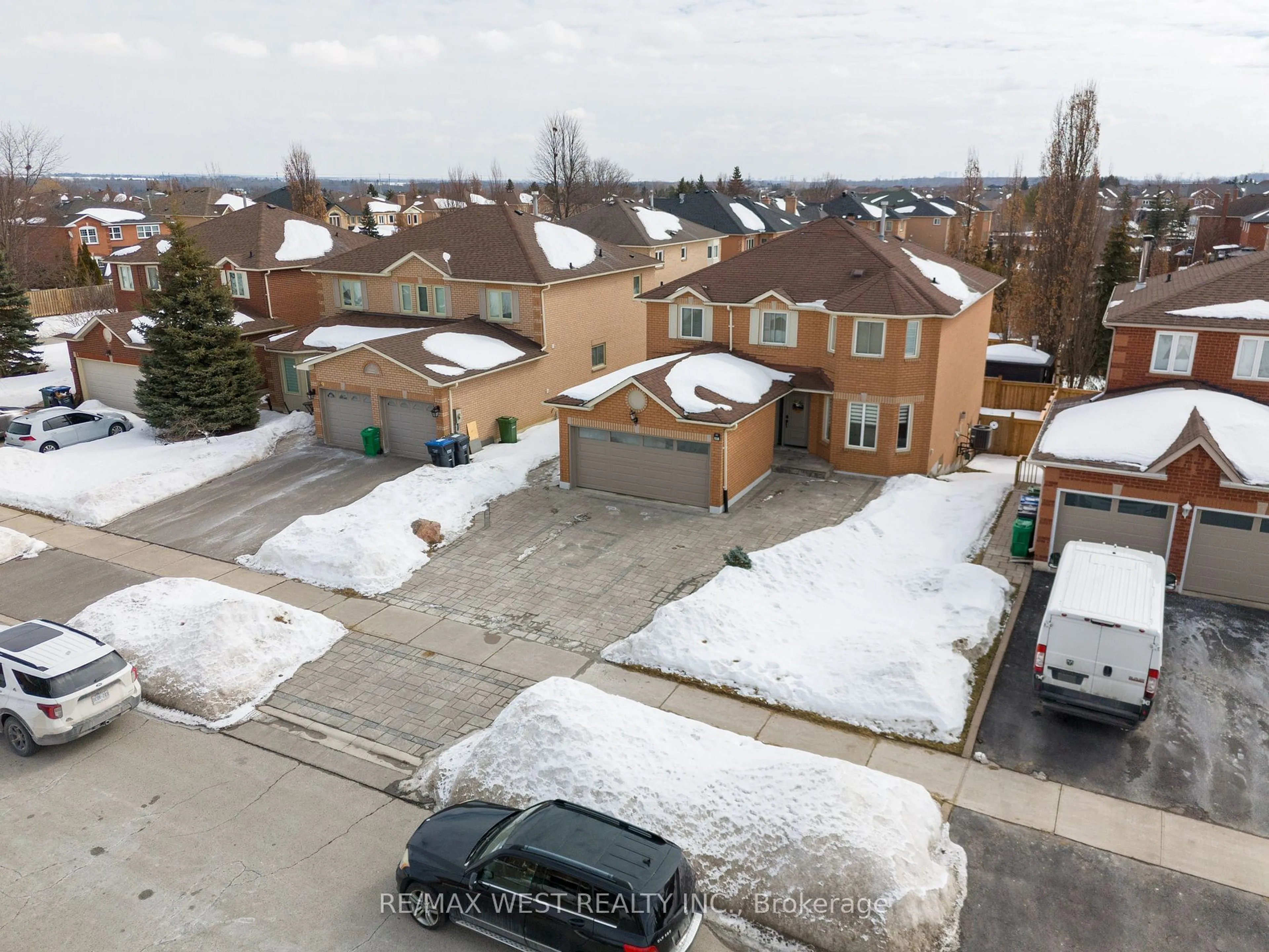 A pic from outside/outdoor area/front of a property/back of a property/a pic from drone, street for 37 Whitbread Ave, Caledon Ontario L7E 1L7