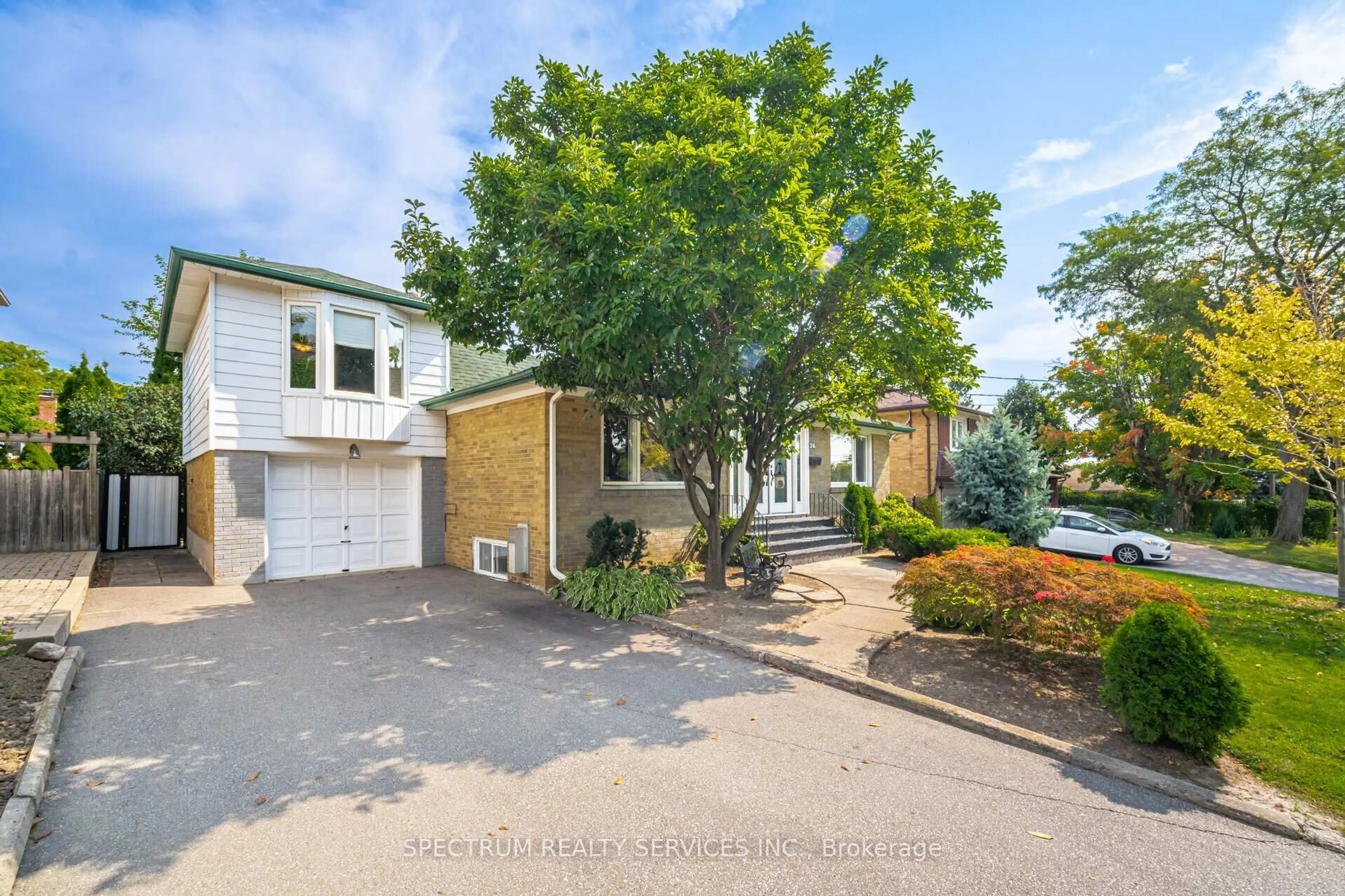 A pic from outside/outdoor area/front of a property/back of a property/a pic from drone, street for 26 Jubilee Cres, Toronto Ontario M9M 1L3