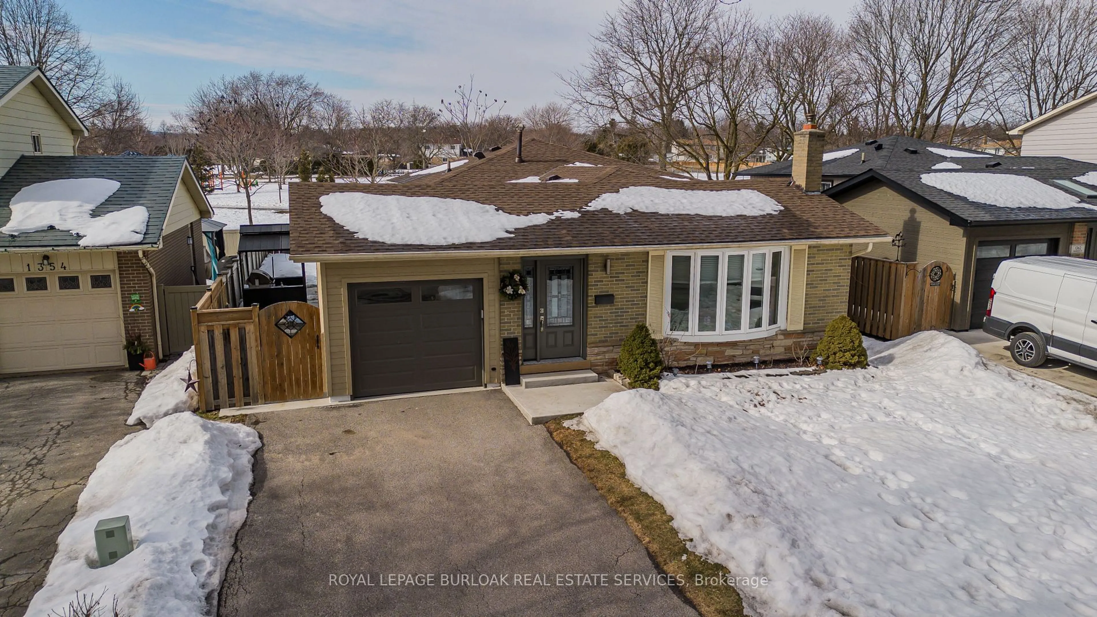 A pic from outside/outdoor area/front of a property/back of a property/a pic from drone, street for 1358 Sycamore Dr, Burlington Ontario L7M 1H2