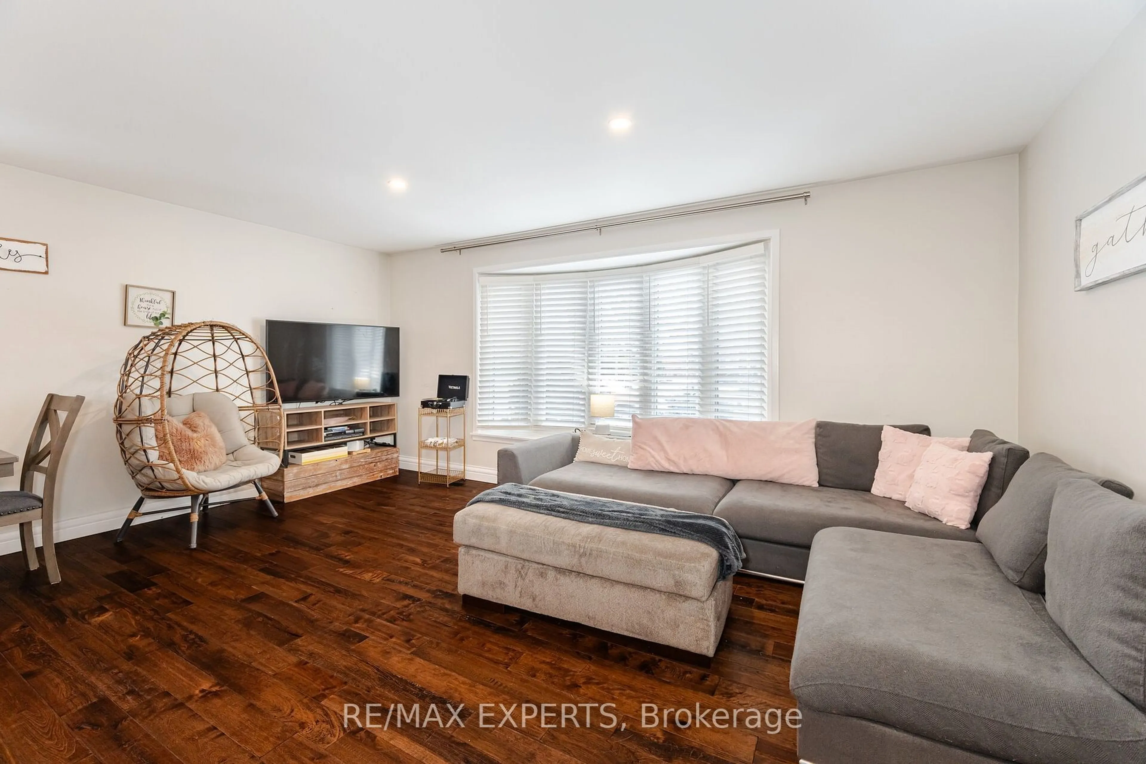 Living room with furniture, wood/laminate floor for 92 Ambleside Dr, Brampton Ontario L6Y 1B9