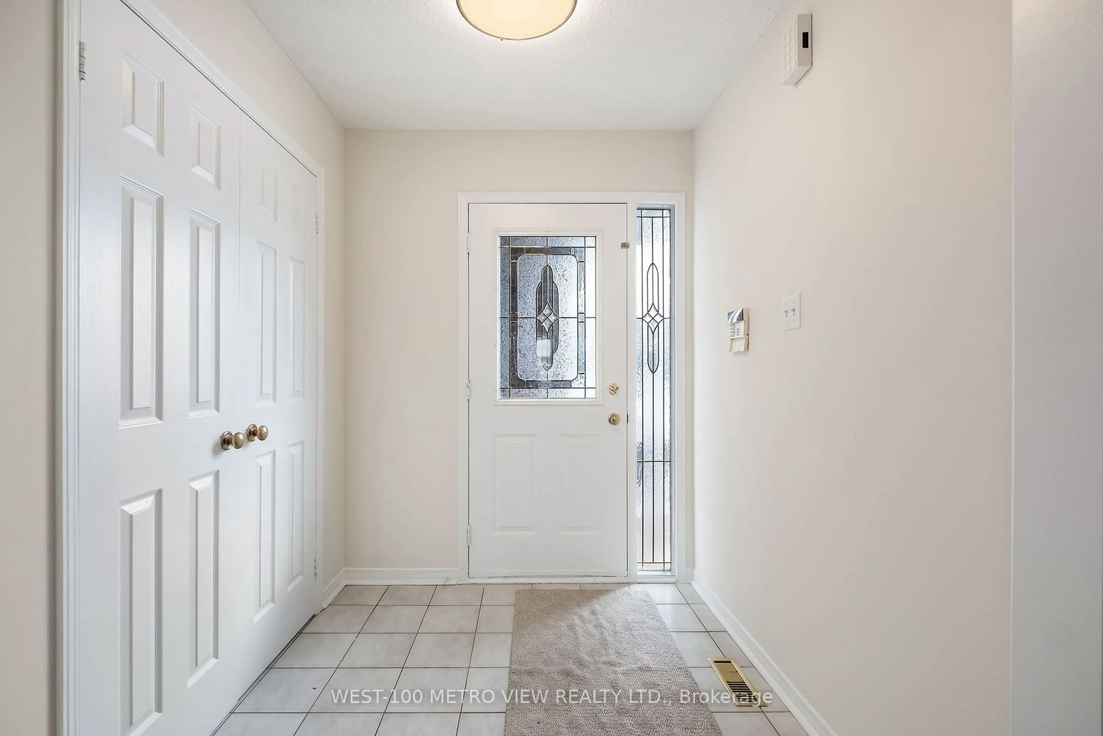 Indoor entryway for 64 Clydesdale Circ, Brampton Ontario L6Y 3P9