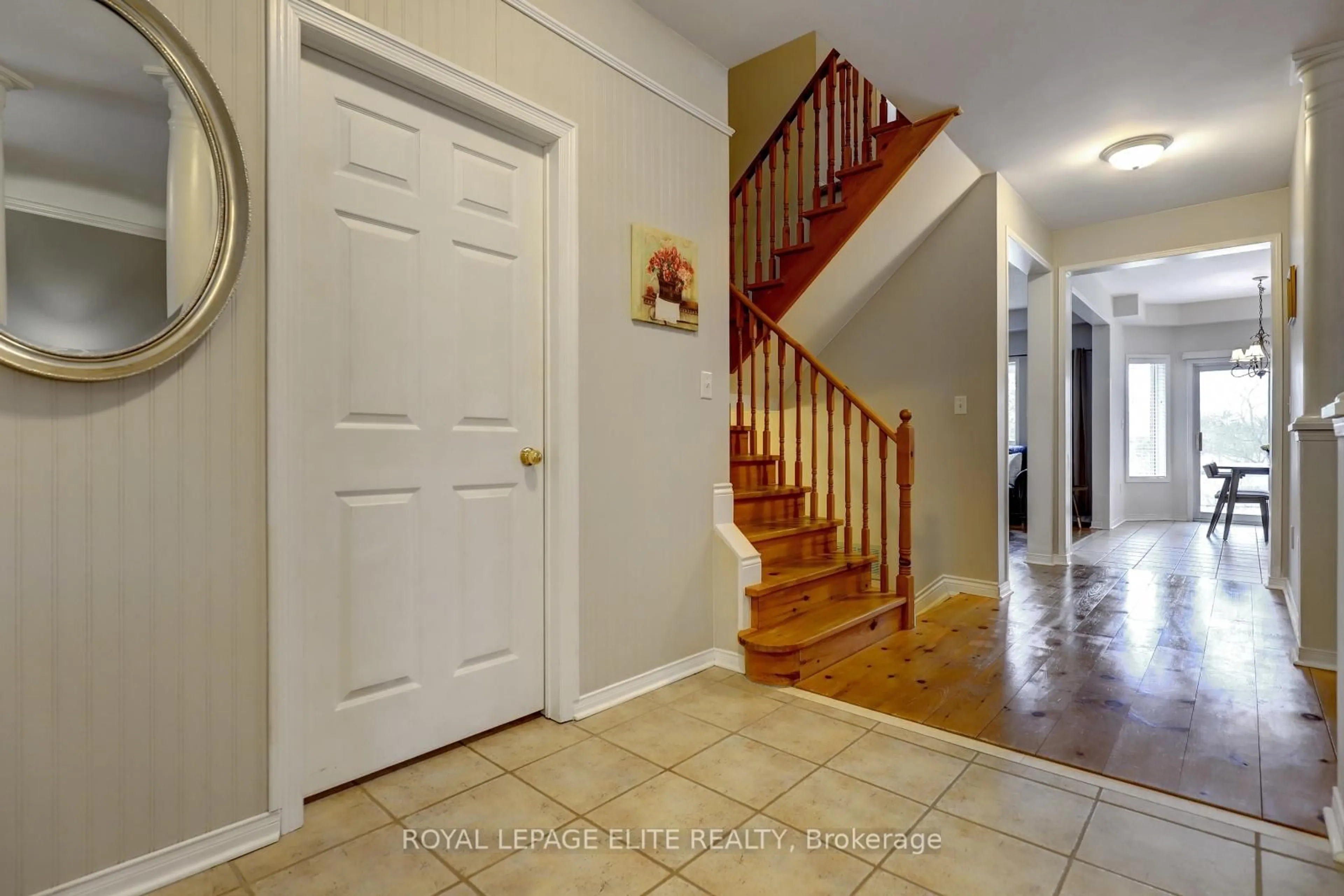 Indoor entryway for 2342 Woodridge Way, Oakville Ontario L6H 6S3