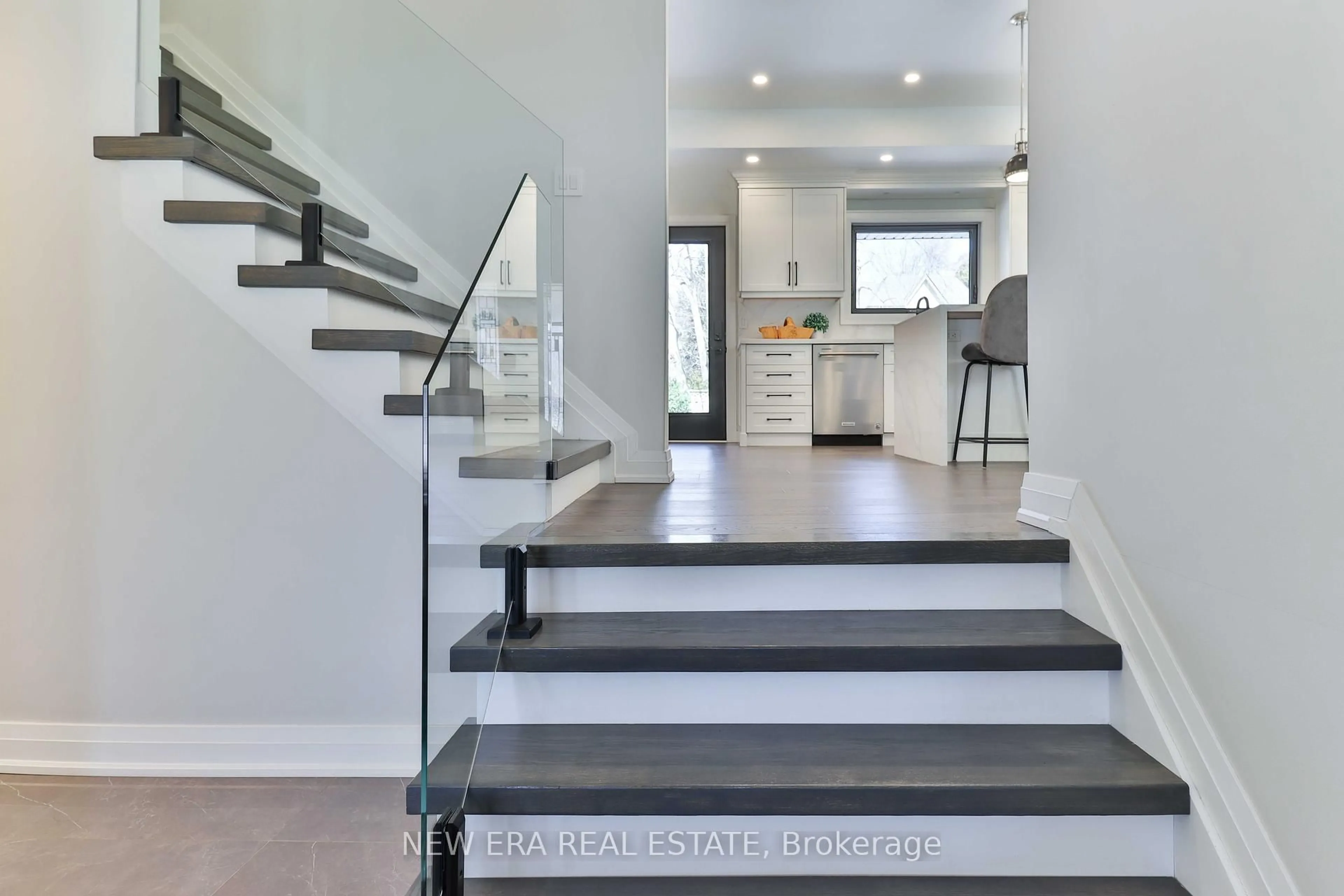 Stairs for 1481 Chasehurst Dr, Mississauga Ontario L5J 3A8