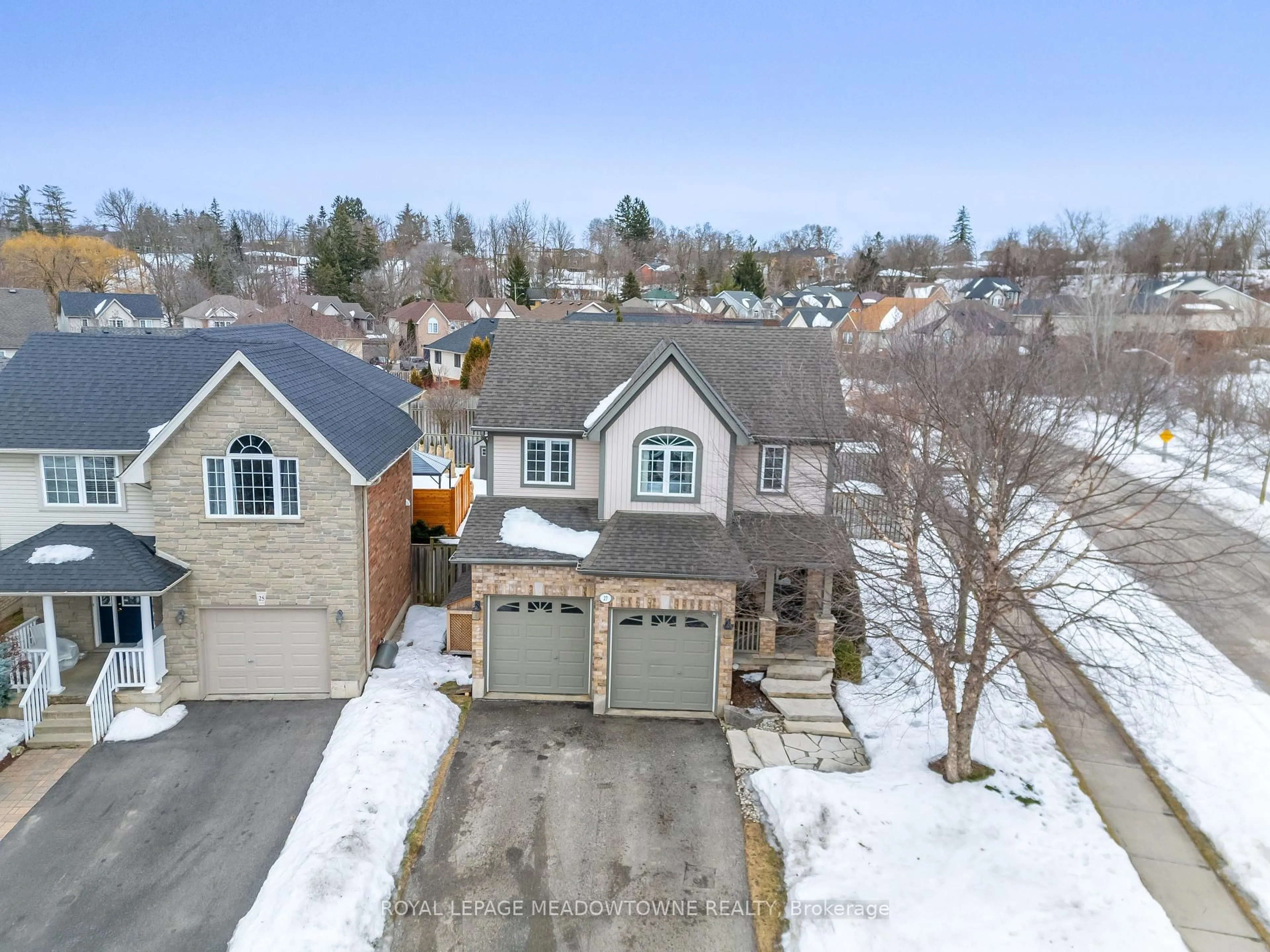 A pic from outside/outdoor area/front of a property/back of a property/a pic from drone, street for 27 Meadowglen Blvd, Halton Hills Ontario L7G 6J3