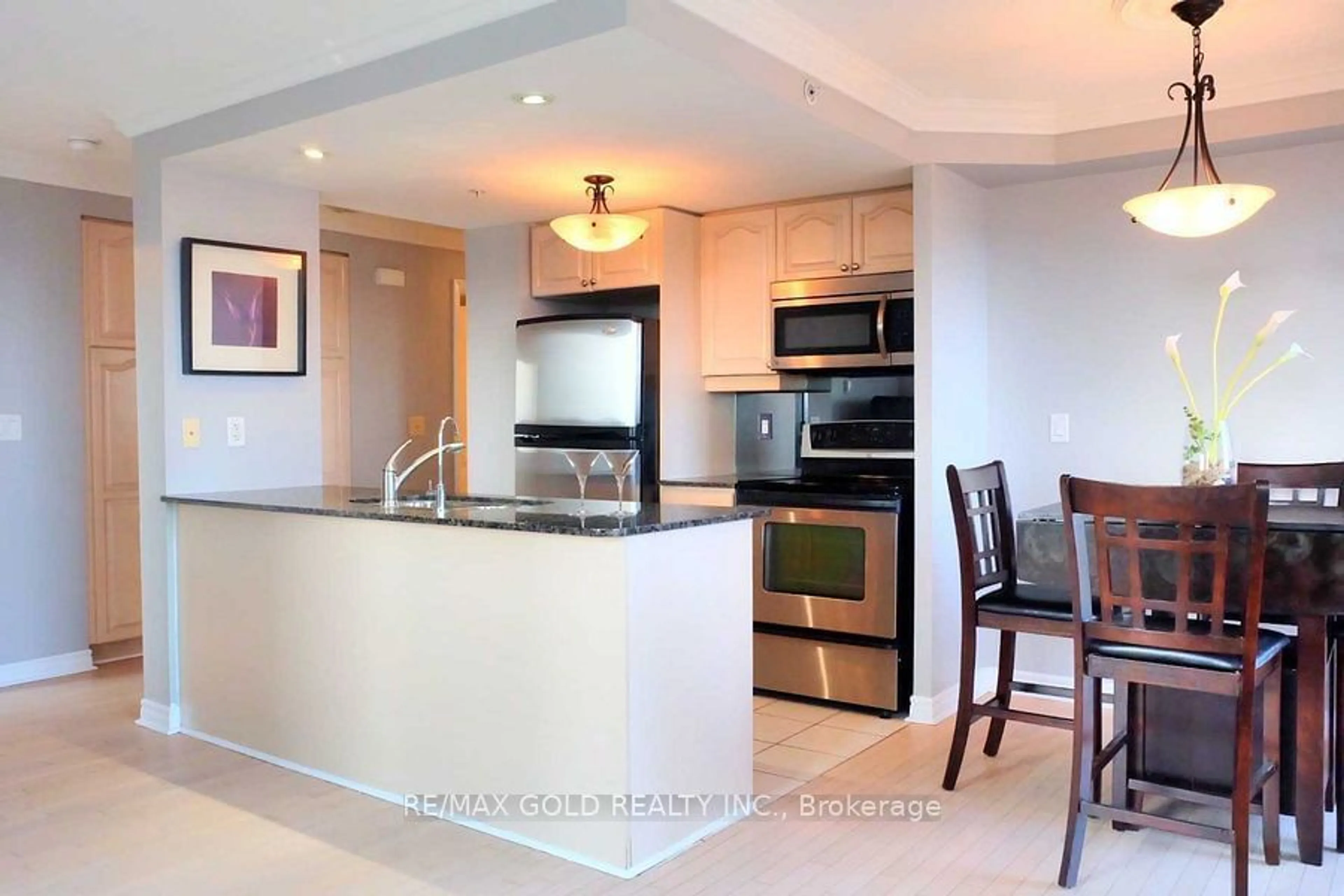 Open concept kitchen, ceramic/tile floor for 350 Princess Royal Dr #1603, Mississauga Ontario L5B 4N1