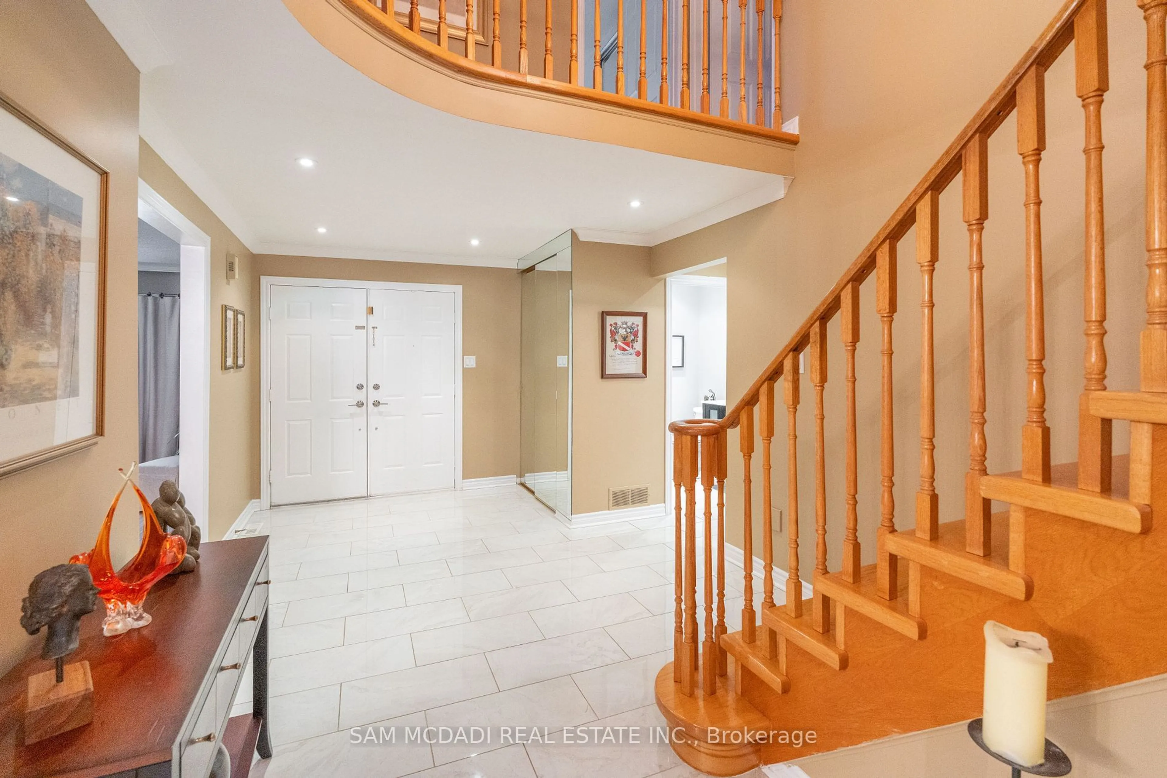 Indoor foyer for 69 Parkside Dr, Brampton Ontario L6Y 3A1