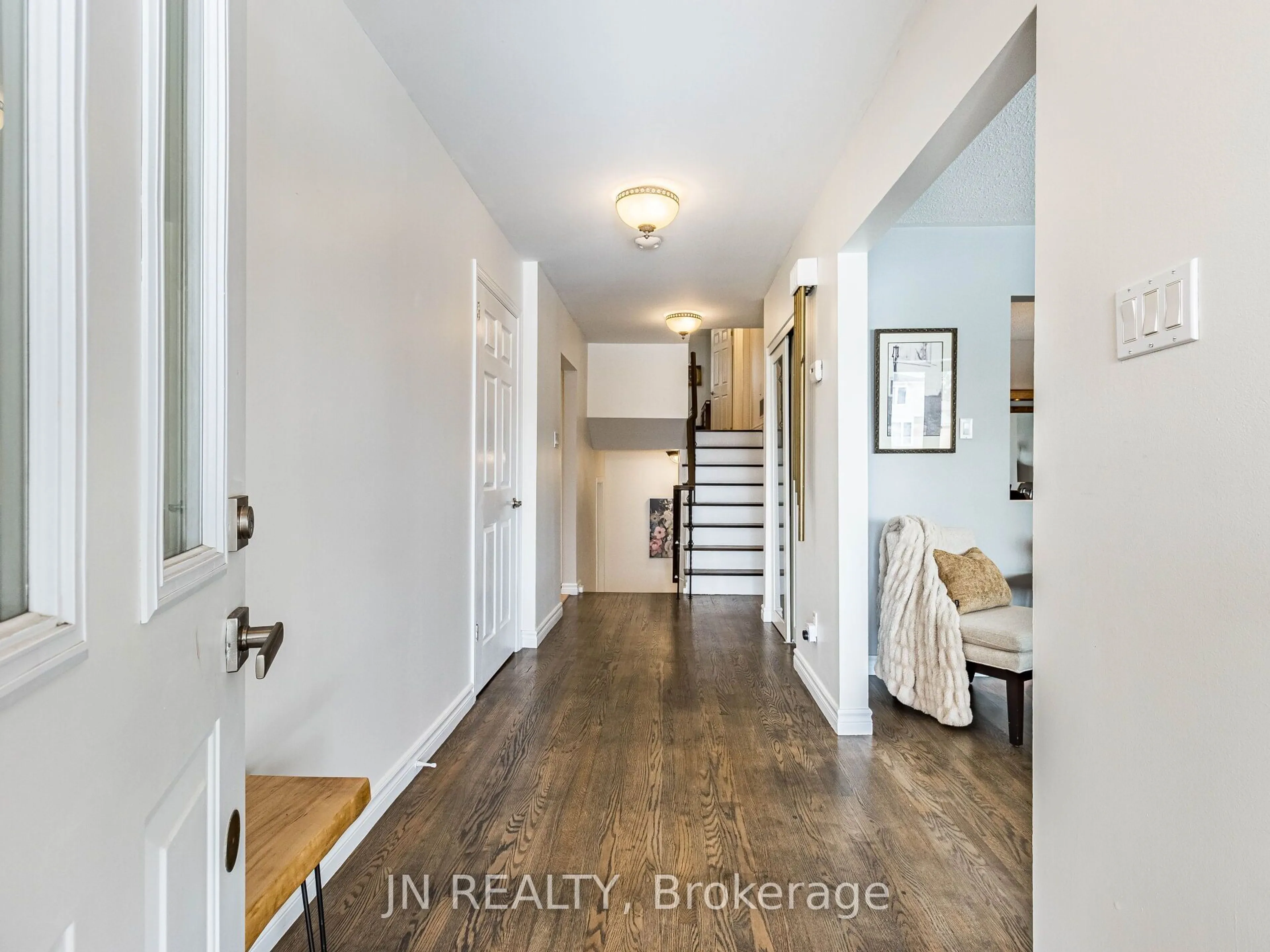 Indoor entryway for 10 Elrose Rd, Brampton Ontario L6T 2C2