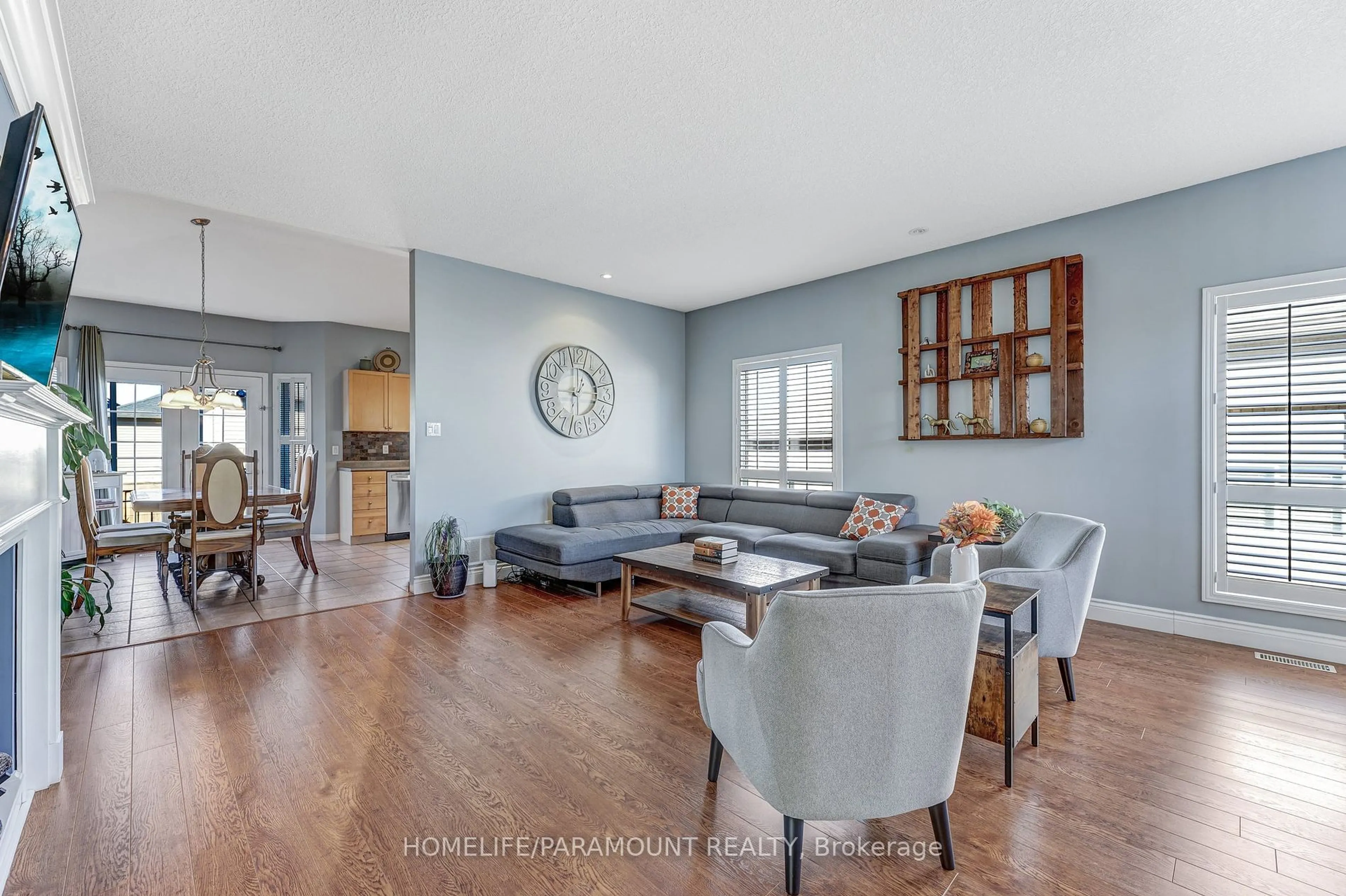 Living room with furniture, unknown for 41 Cameron Cres, Orangeville Ontario L9W 5G7