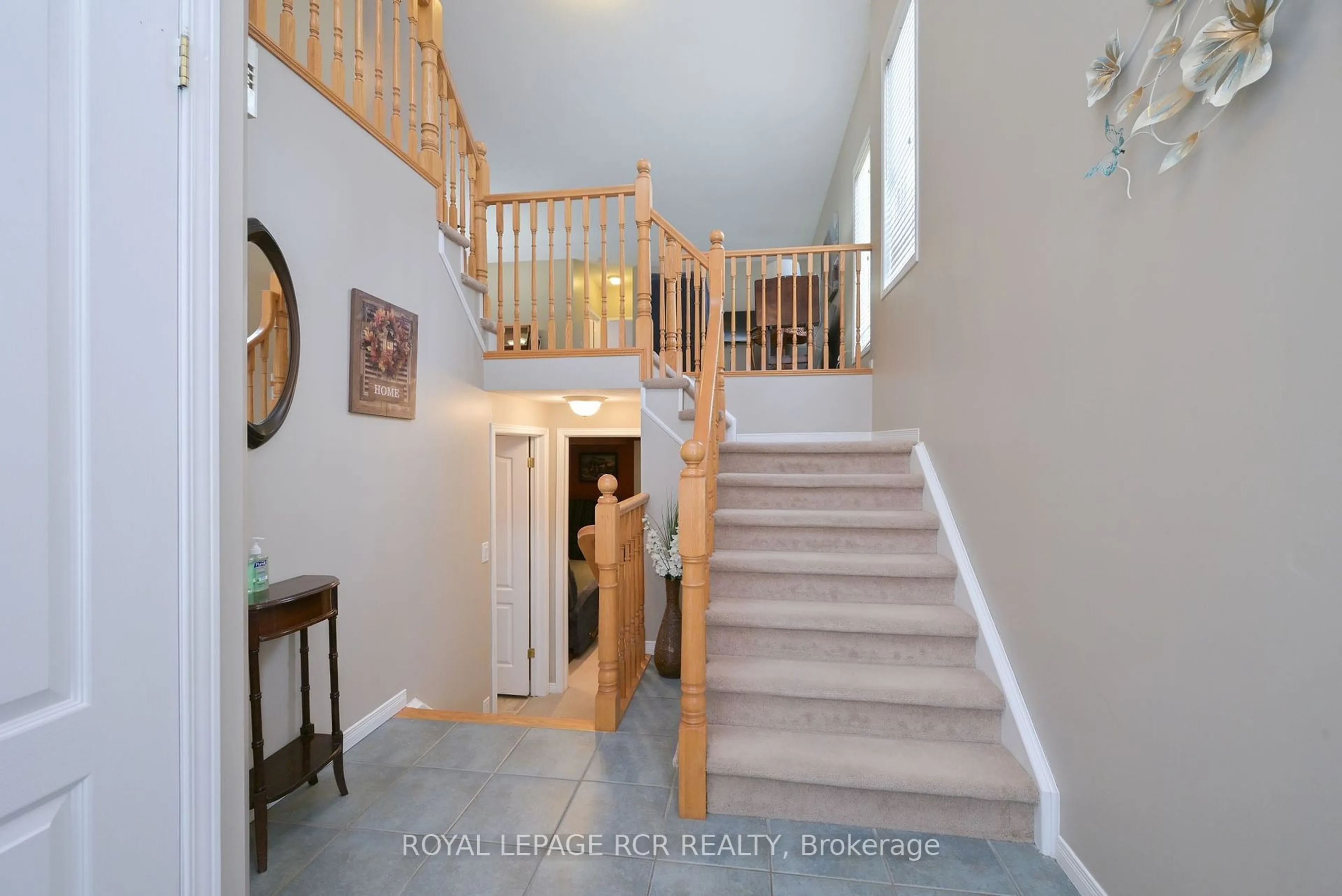 Indoor foyer for 26 Benjamin Cres, Orangeville Ontario L9W 5J2