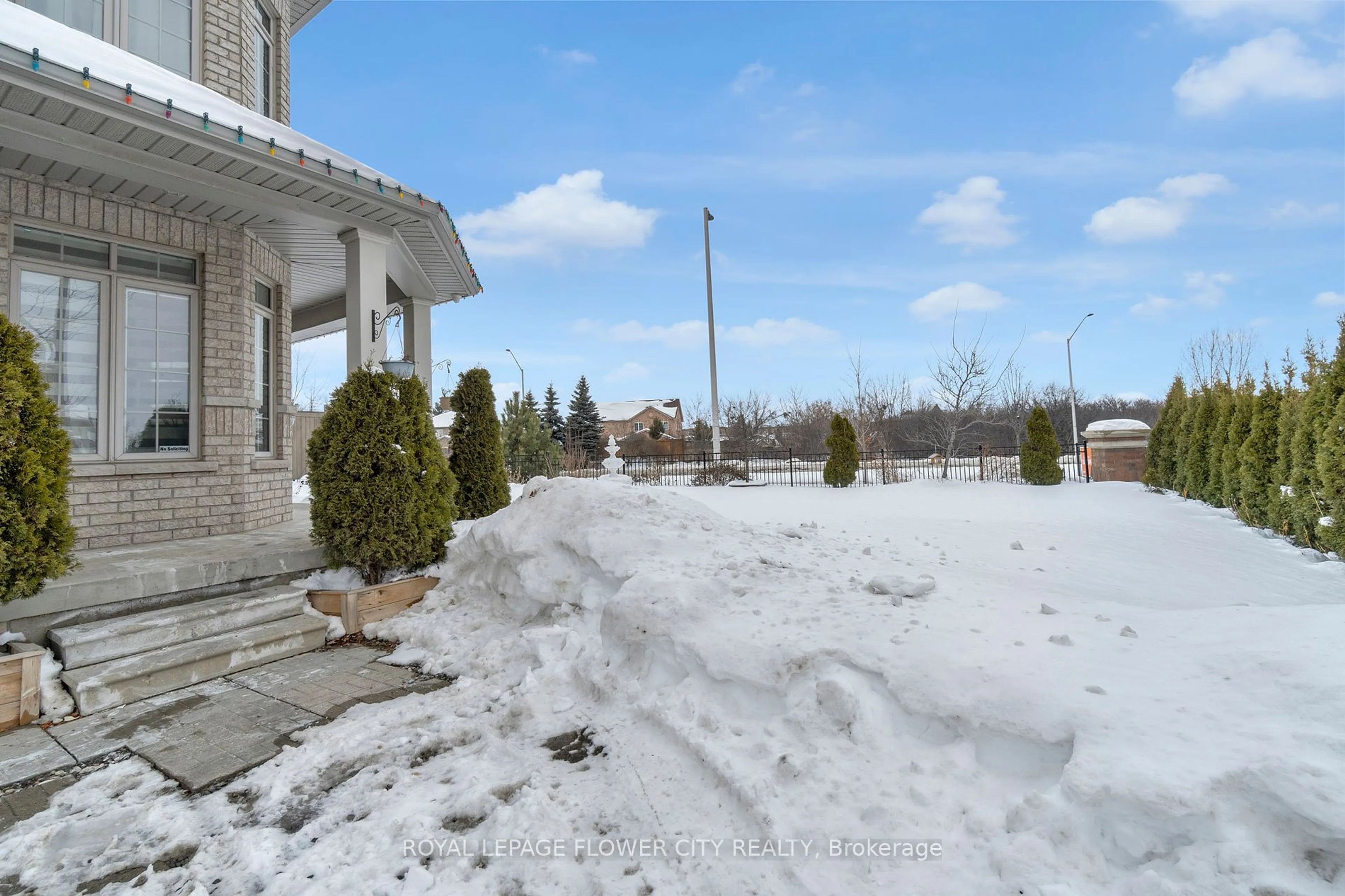 Patio, street for 22 Vanwood Cres, Brampton Ontario L6P 2X4