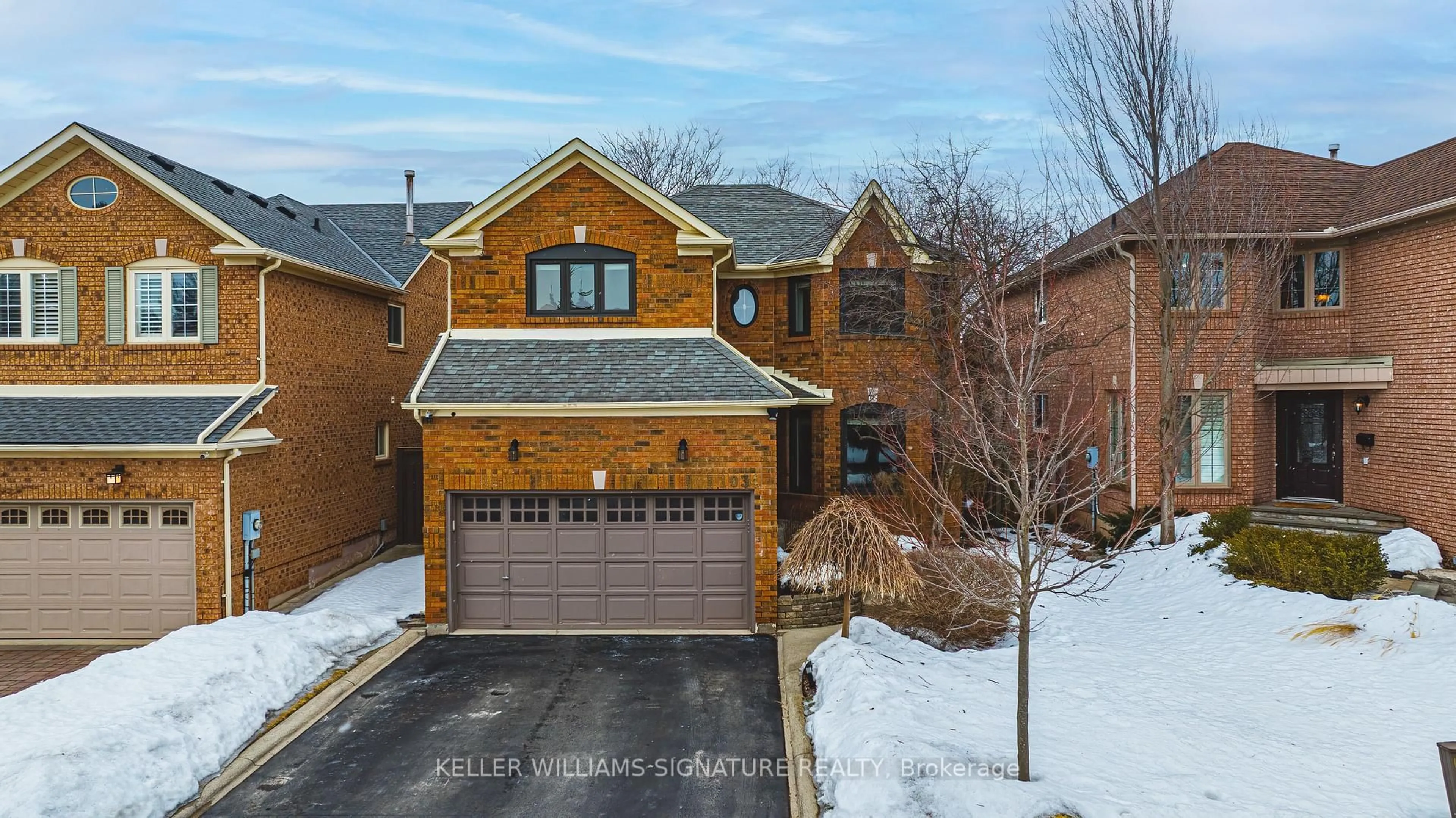 A pic from outside/outdoor area/front of a property/back of a property/a pic from drone, street for 1034 Old Oak Dr, Oakville Ontario L6M 3K5