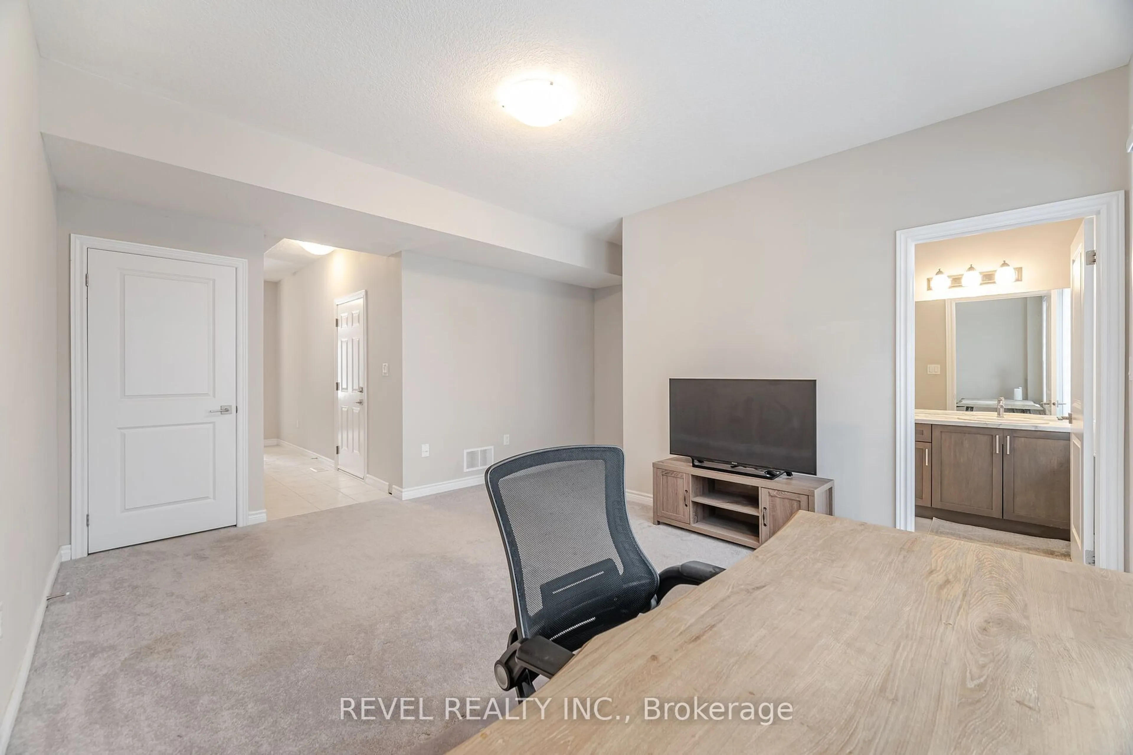 A pic of a room for 445 Ontario St #22, Milton Ontario L9T 9K2