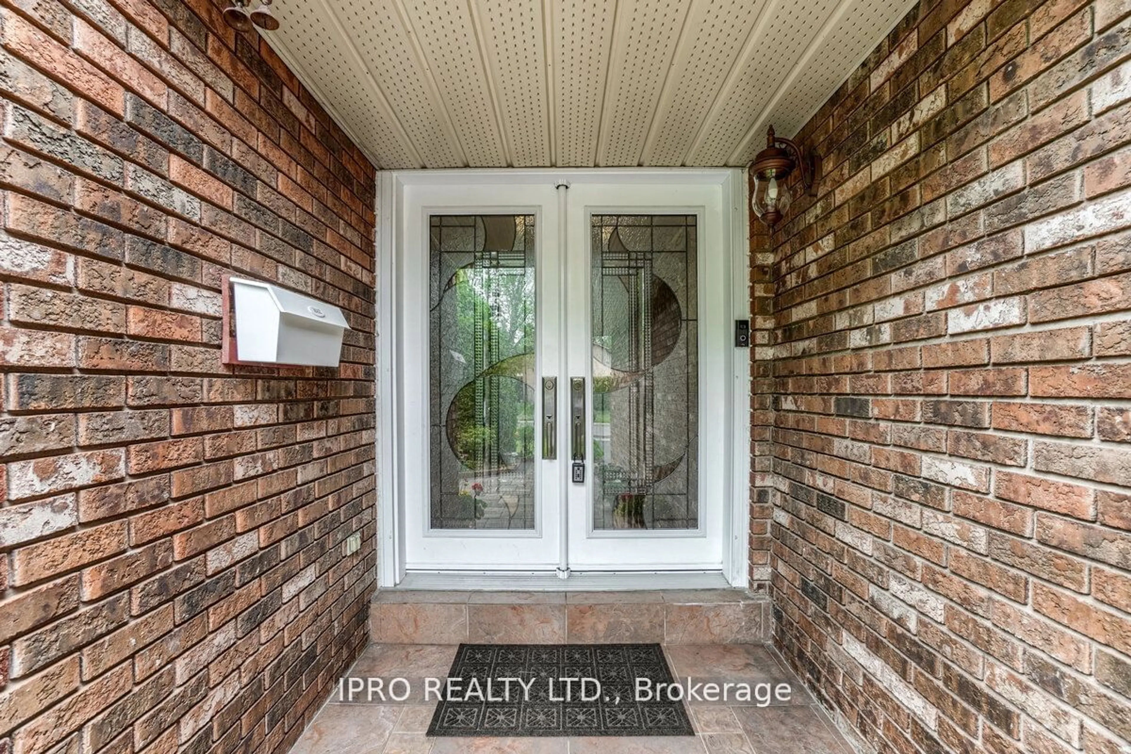 Indoor entryway for 1236 Fleet St, Mississauga Ontario L5H 3P5