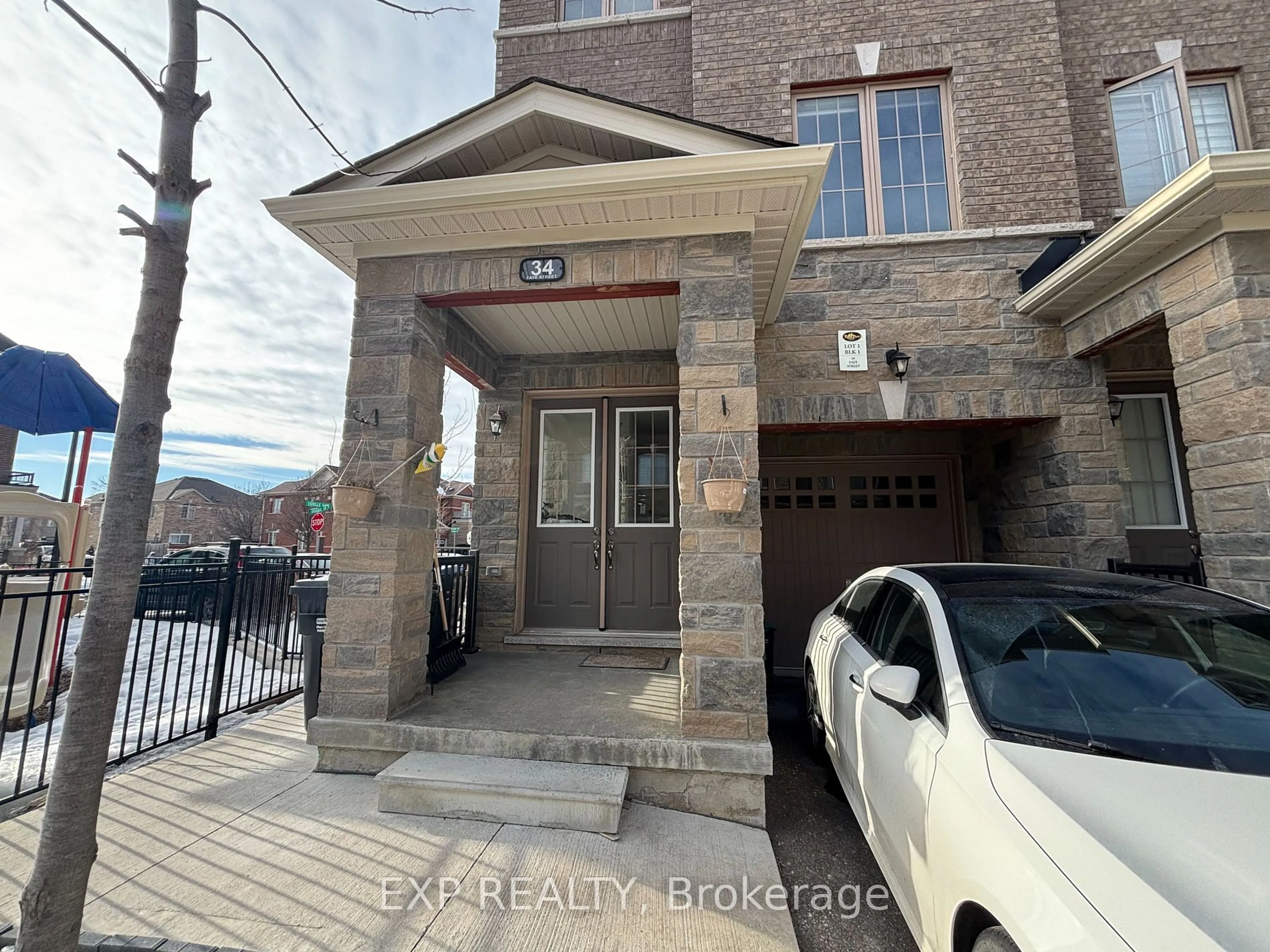 Indoor entryway for 34 Faye St, Brampton Ontario L6P 4M9