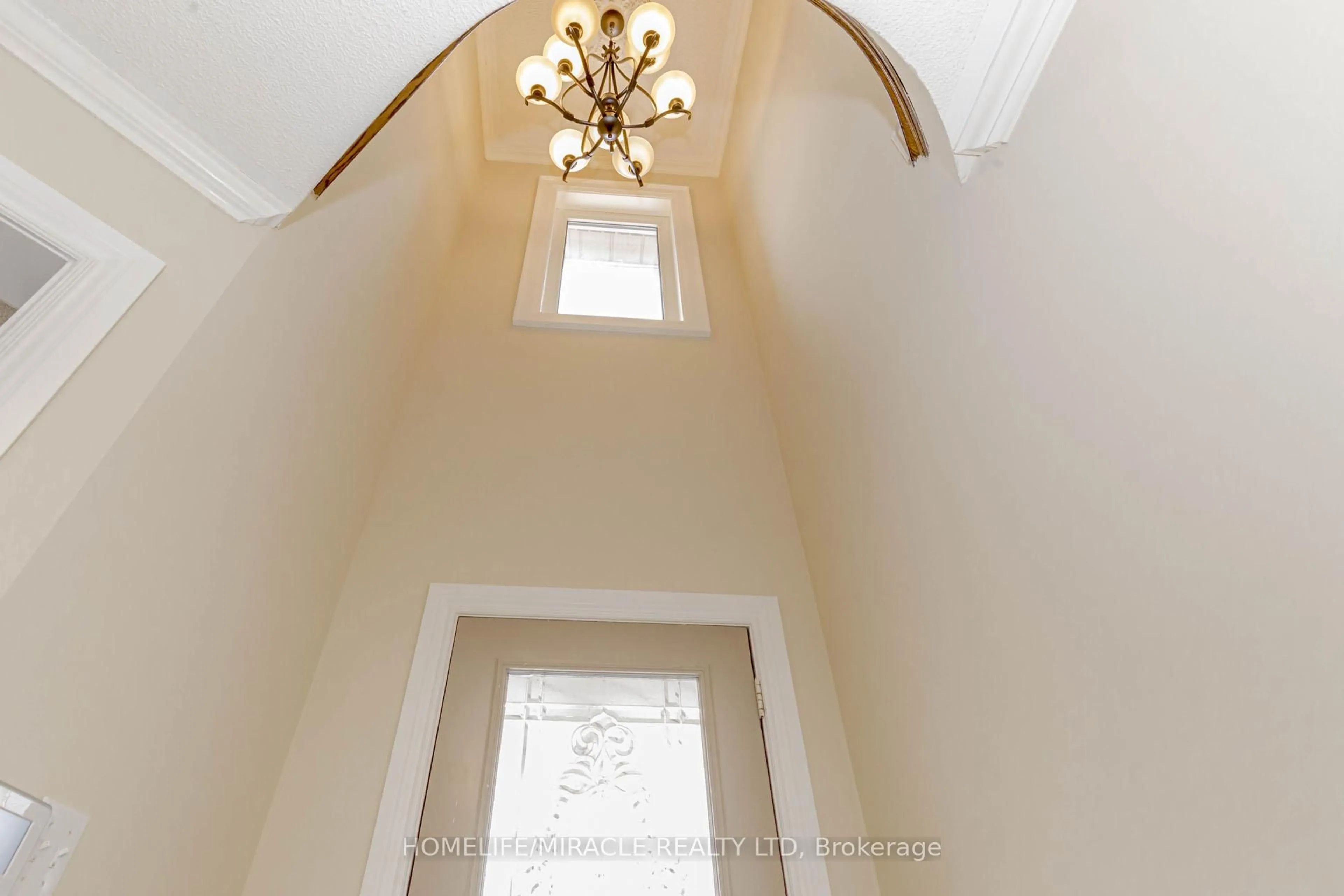 Indoor foyer for 5393 Fallingbrook Dr, Mississauga Ontario L5V 1P7